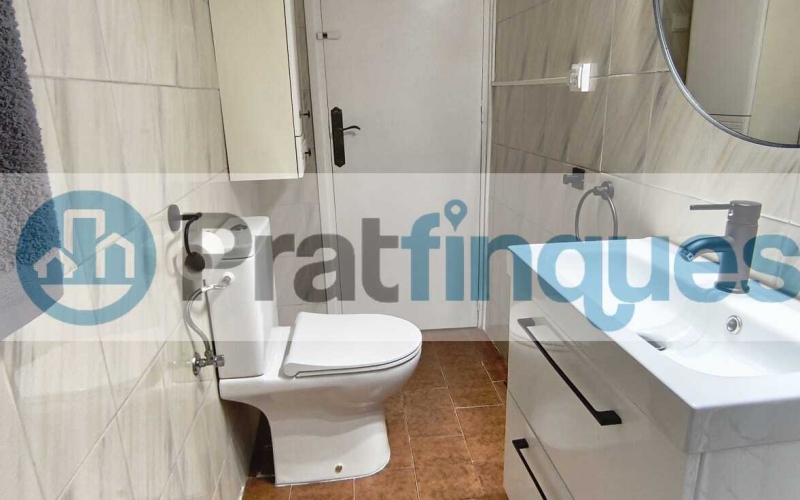 Un refugio de luz y armonía: El hogar donde tu familia florecerá ¿Buscas más que una casa? Te presentamos una propiedad con alma. Esta fantástica planta baja de 122 m² con una estància tipo estudio en segunda planta de 13 m² y terraza de 20m², no es solo un inmueble, es un escenario de bienestar donde la energía positiva se siente en cada rincón. Imagina las tardes de invierno al calor de su&nbsp;majestuosa chimenea, creando recuerdos imborrables con los tuyos en un salón que invita a la unión. Con&nbsp;4 amplias habitaciones&nbsp;(3 dobles y 1 sencilla y, 1 estudio en la 2ª planta),cada miembro de la familia encontrará su espacio de paz. La joya de la corona se encuentra en la planta superior: una estancia versátil de 13 m² que se abre a una&nbsp;terraza privada de 20m², el lugar perfecto para desayunos bajo el sol o noches de estrellas en total intimidad. ¿Sabes esa sensación de llegar a un lugar y sentir que 