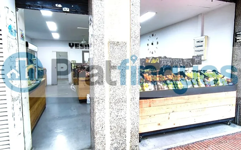 Se vende local comercial estratégico en El Prat de Llobregat. Un activo con excelentes características técnicas y de ubicación para asegurar rentabilidad o éxito comercial inmediato. Superficie: 74m² útiles y totalmente diáfanos. Ubicación: Planta baja, nivel de calle, en plena Avda. del Remolar. Luminosidad: Orientación sur-oeste con sol directo de tarde, garantizando máxima eficiencia energética y visibilidad de escaparate. Estado: Incluye un aseo. Se entrega vacío y libre de cargas arrendatarias (actualmente alquilado con salida pactada tras la venta). El local se encuentra en un entorno consolidado con alta densidad residencial y equipamientos educativos, lo que asegura un paso constante de clientes potenciales. Muy bien comunicado por transporte público (L78, PR2, X2). Desde Pratfinques, te realizamos todos los trámites de la compraventa y a la obtención de la financiación hipotecaria, liquidación de los impuestos y, inscripción registral. - El precio de venta del inmueble, no incluye impuestos ni tasas. (ITP y AJD) - La plusvalía (Impuesto sobre el Incremento de Valor de los Terrenos Urbanos) es a cargo del vendedor. - En Pratfinques, NO COBRAMOS LOS HONORARIOS AL COMPRADOR, están incluidos en el precio de venta publicado.