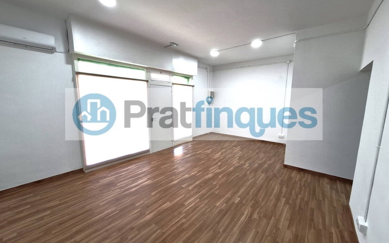 Descobreix aquest espectacular local a peu de carrer, ideal per a emprenedors que busquen un espai totalment reformat i llest per a funcionar! Amb 74 m² construïts, aquest local compta amb una distribució intel·ligent que inclou una àmplia sala diàfana, perfecta per a rebre a clients o realitzar activitats comercials. A més, disposa de dos despatxos independents que brinden privacitat per a consultes o reunions. La instal·lació elèctrica és nova i compleix amb totes les normatives vigents, assegurant un ambient segur i eficient. El bany ha estat reformat i compta amb un plat de dutxa, la qual cosa afegeix comoditat a l'espai. La climatització està garantida gràcies a l'aire condicionat i la calefacció, creant un entorn agradable durant tot l'any. Els sòls de parquet aporten un toc elegant i acollidor, mentre que les persianes motoritzades ofereixen comoditat i seguretat. Amb 3 metres lineals de façana i dos aparadors, aquest local té una excel·lent visibilitat que atraurà a potencials clients. Situat en una zona estratègica, aquest espai és perfecte per a despatxos, consultes o qualsevol tipus de negoci que busqui destacar. No perdis l'oportunitat d'adquirir aquest local en una ubicació privilegiada! Des de Pratfinques, et realitzem tots els tràmits de la compravenda i a l'obtenció del finançament hipotecari, liquidació dels impostos i, inscripció registral - El preu de venda de l'immoble, no inclou impostos ni taxes. (ITP i AJD) - La plusvàlua (Impost sobre l'Increment de Valor dels Terrenys Urbans) és a càrrec del venedor. - En Pratfinques, NO COBREM ELS HONORARIS AL COMPRADOR, estan inclosos en el preu de venda publicat.