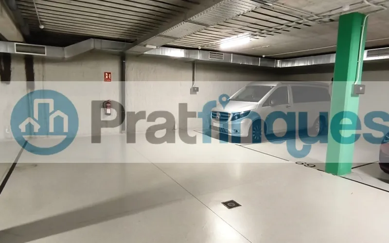 Exclusividad y sostenibilidad en una de las ubicaciones más codiciadas del área metropolitana. Le presentamos una pieza arquitectónica única situada en el corazón de&nbsp;Plaza Europa, el nuevo referente del urbanismo moderno en L'Hospitalet de Llobregat. Ubicada en una finca de&nbsp;obra nueva (2023),esta vivienda destaca por su privilegiada altura y su dominio visual, ofreciendo vistas despejadas que dotan a cada estancia de una personalidad inigualable. Espacios Diseñados para el Bienestar Con una superficie de 84 m² construidos, el hogar se distribuye con una elegancia funcional: Zona de Día:&nbsp;Un espectacular salón-comedor de 24 m², inundado de luz natural gracias a su&nbsp;orientación Este, con acceso directo a una&nbsp;terraza privada de 17 m², ideal para disfrutar de los amaneceres y el clima mediterráneo. Cocina Gourmet:&nbsp;Espacio independiente de 9 m² totalmente equipado con acabados de alta gama. Zona de Descanso:&nbsp;Suite principal de 13 m² con baño privado de diseño (plato de ducha de resina antideslizante) y dos habitaciones individuales luminosas y versátiles.Tecnología y Alta Eficiencia Energética Comprometida con el futuro, la vivienda cuenta con un sistema de&nbsp;aerotermia de última generación&nbsp;para la climatización (calefacción y aire acondicionado),garantizando un confort térmico óptimo con el mínimo impacto ambiental. Memoria de Calidades Premium Carpintería Exterior:&nbsp;Ventanas oscilobatientes con rotura de puente térmico y doble acristalamiento para un aislamiento acústico y térmico total. Carpintería Interior:&nbsp;Elegantes puertas lacadas en blanco, incluyendo sistemas correderos tipo&nbsp;Krona&nbsp;integrados en tabiquería para maximizar el espacio. Pavimentos:&nbsp;Suelo de tarima flotante laminada con efecto madera de máxima resistencia (calidad AC5).Servicios y Anexos Exclusivos La finca, libre de barreras arquitectónicas, dispone de tres ascensores (uno de gran capacidad). Además, se ofrece la posibilidad de completar esta propiedad con: Plaza de Parking XL (28.000 €):&nbsp;Con dimensiones excepcionales (5,25m x 3m),ideal para un vehículo de gran tamaño y una motocicleta de alta cilindrada. Trastero de Gran Capacidad (18.000 €):&nbsp;9 m² de almacenamiento adicional en el mismo edificio.Un hogar que no solo ofrece un lugar donde vivir, sino un estilo de vida basado en la exclusividad, la comodidad y la eficiencia. &nbsp; En Pratfinques le acompañamos de forma integral durante todo el proceso de compraventa. Nos encargamos de la gestión de su financiación hipotecaria, la liquidación de impuestos y la inscripción registral de la propiedad. &nbsp; Tenga en cuenta los siguientes puntos informativos: &nbsp; Transparencia en el precio: El importe de venta no incluye los impuestos y tasas asociados (ITP y AJD). Plusvalía: El Impuesto sobre el Incremento de Valor de los Terrenos de Naturaleza Urbana corre íntegramente a cargo de la parte vendedora. Sin costes adicionales: En Pratfinques no cobramos honorarios a la parte compradora; nuestros servicios ya están incluidos en el precio de venta publicado.&nbsp;