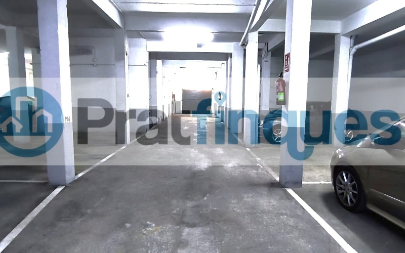 ¡Oportunidad en la ciudad de El Prat de Llobregat! Se vende plaza de parking individual en la calle Santiago Rusiñol, situada en la planta baja del edificio. Esta plaza de 14 m² ofrece espacio suficiente para coche mediano y una moto. Se distingue por tener fácil maniobrabilidad, con distinción de puerta de acceso y otra de salida. El edificio cuenta con puertas de acceso automáticas y un circuito cerrado de seguridad, garantizando la máxima protección para tu vehículo. No pierdas la oportunidad de adquirir esta plaza, con todas las comodidades y medidas de seguridad que necesitas. ¡Contacta ya para más información y asegura tu espacio en una ubicación privilegiada! Desde Pratfinques, te realizamos todos los trámites de la compraventa y a la obtención de la financiación hipotecaria, liquidación de los impuestos y, inscripción registral. - El precio de venta del inmueble, no incluye impuestos ni tasas. (ITPADJ) - La plusvalía (Impuesto sobre el Incremento de Valor de los Terrenos Urbanos) es a cargo del vendedor. - En Pratfinques, NO COBRAMOS LOS HONORARIOS AL COMPRADOR, están incluidos en el precio de venta publicado.