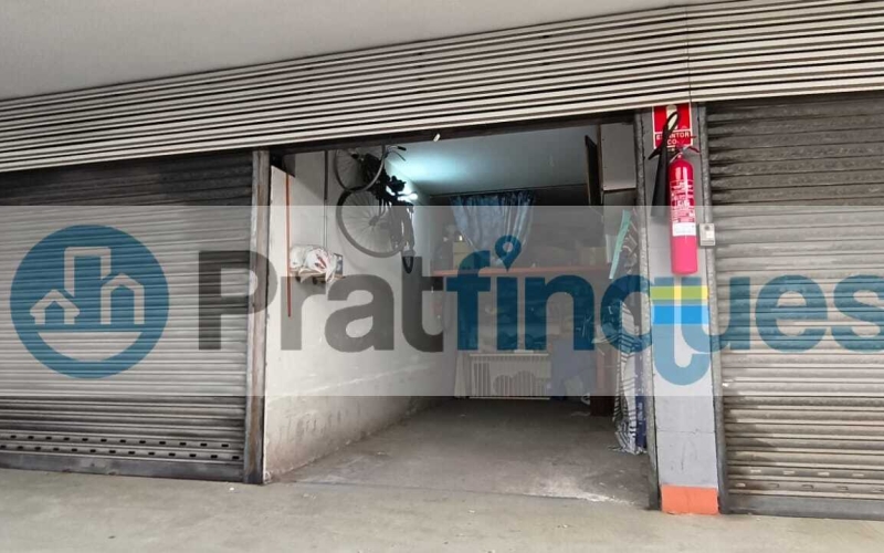 ¿Buscas más que una simple plaza? En El Prat de Llobregat (Carrer del Masnou),vendemos este garaje independiente y cerrado de 5.30 x 2.56 m. Privacidad Total: Persiana individual motorizada que convierte tu plaza en un trastero/garaje privado. Capacidad Plus: Sus 14 m² permiten estacionar coche y moto cómodamente. Acceso Premium: Planta baja, sin rampas interminables. Pasillos amplios que garantizan una maniobra limpia y rápida. Comunidad Tranquila: Finca con muy pocos vecinos y puerta exterior automática.Protege tu vehículo del polvo, roces y miradas ajenas. ¡Ven a probar la maniobra hoy mismo! &nbsp; En Pratfinques le acompañamos de forma integral durante todo el proceso de compraventa. Nos encargamos de la gestión de su financiación hipotecaria, la liquidación de impuestos y la inscripción registral de la propiedad. &nbsp; Tenga en cuenta los siguientes puntos informativos: Transparencia en el precio: El importe de venta no incluye los impuestos y tasas asociados (ITP y AJD). Plusvalía: El Impuesto sobre el Incremento de Valor de los Terrenos de Naturaleza Urbana corre íntegramente a cargo de la parte vendedora. Sin costes adicionales: En Pratfinques no cobramos honorarios a la parte compradora; nuestros servicios ya están incluidos en el precio de venta publicado.&nbsp; &nbsp;