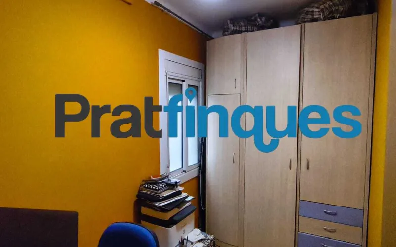 ¡Descubre tu nuevo hogar! Este encantador piso de 90 m² construidos (75 m² útiles) te ofrece la combinación perfecta de confort, espacio y una ubicación inmejorable. Situado en una cuarta planta con ascensor, destaca por su excelente distribución y su fantástica orientación oeste, ideal para disfrutar del sol de tarde. Características principales Zona de día: Salón-comedor de 16 m² con acceso directo a un agradable balcón de 8 m². Cocina independiente: Tipo office, muy espaciosa (14 m²) y con salida directa a galería/lavadero. Dormitorios: 3 habitaciones en total. Una suite principal de 12 m² y dos habitaciones individuales amplias. Baños: 1 baño completo de 4 piezas con bañera y 1 práctico aseo de cortesía. Climatización: Calefacción por radiadores de gas natural y aire acondicionado (splits) para un confort total todo el año. Ubicación y conectividad El inmueble se encuentra en una zona totalmente consolidada y excelentemente comunicada: A 8 minutos a pie de la parada de metro L9 (Cèntric). A 2 minutos de la parada de autobús Plaça Pau Casals (múltiples líneas). Servicios a pie de calle: Rodeado de comercios locales, restauración, colegios y entidades financieras. Condiciones y servicios de Pratfinques En Pratfinques te acompañamos en todo el proceso. Nos encargamos de todos los trámites de la compraventa: obtención de la financiación hipotecaria, liquidación de impuestos e inscripción registral. Sin honorarios de agencia para el comprador: Están totalmente incluidos en el precio de venta publicado. El precio de venta no incluye los impuestos ni tasas correspondientes a la parte compradora (ITP / AJD). La plusvalía municipal corre a cargo de la parte vendedora.