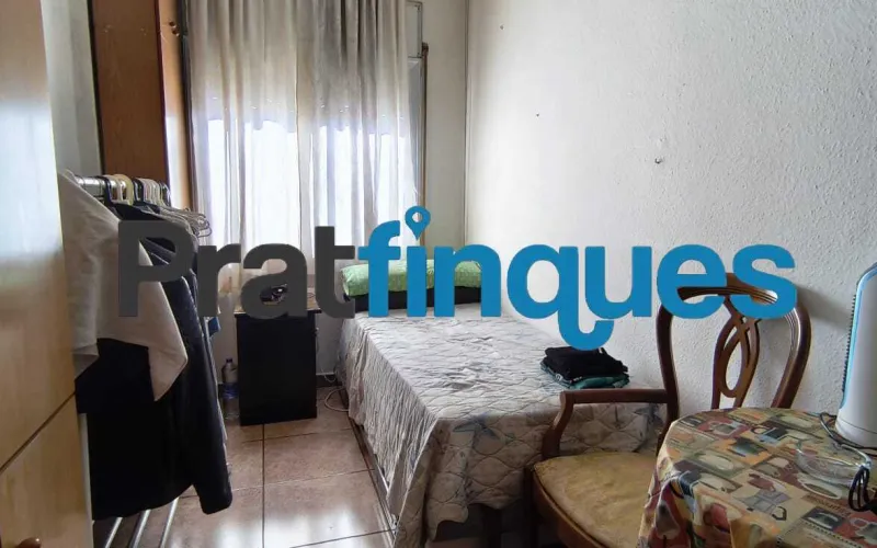 Si buscas un hogar luminoso, con una distribución excelente y la oportunidad de diseñarlo a tu gusto, este piso esquinero y totalmente exterior es la opción ideal. Destaca por su magnífica orientación Sur-Suroeste, lo que garantiza sol directo durante casi todo el día y una luz natural envidiable en todas sus estancias. Conoce su distribución (70 m² útiles / 77 m² construidos): Zona de día: Salón-comedor muy soleado con salida directa a un acogedor balcón, ideal para disfrutar del aire libre, y una cocina independiente con gran potencial de optimización. Zona de descanso: 3 habitaciones (dos de ellas dobles). La habitación principal cuenta con la comodidad exclusiva de un aseo de cortesía integrado. Baño principal: Un baño completo de 4 piezas equipado con plato de ducha. Detalles adicionales: Carpintería exterior de aluminio y puertas interiores de roble con molduras. La finca está perfectamente cuidada y dispone de ascensor. El lienzo perfecto para tu reforma La vivienda precisa de una actualización, lo que representa una oportunidad única para adaptarla a tus necesidades y crear la casa de tus sueños (¡imagina un diseño de concepto abierto uniendo cocina y salón!). Además, cuenta con una gran ventaja económica: la instalación eléctrica ya está completamente actualizada, lo que reducirá de forma considerable los costes y los tiempos de tu reforma. Una ubicación privilegiada y estratégica Ubicado en uno de los entornos más cotizados y consolidados de El Prat de Llobregat, disfrutarás de una calidad de vida excepcional con todos los servicios a pie de calle, manteniendo siempre la privacidad que tu familia merece: Conectividad total: A un paso de excelentes conexiones de transporte público (Metro y red de autobuses) que te conectan rápidamente con Barcelona y el aeropuerto. Comercio y ocio: Rodeado de una amplia oferta de comercio local, supermercados de alimentación, tiendas de moda y una variada oferta de restauración. Servicios públicos y educación: Un barrio ideal para familias, con centros educativos de excelente nivel para todas las edades (desde los más pequeños hasta los jóvenes),además de centros sanitarios y zonas verdes cercanas. No dejes escapar esta oportunidad. ¡Ven a visitarlo y descubre todo el potencial que este hogar tiene para ofrecerte! En Pratfinques le acompañamos de forma integral durante todo el proceso de compraventa. Nos encargamos de la gestión de su financiación hipotecaria, la liquidación de impuestos y la inscripción registral de la propiedad. Tenga en cuenta los siguientes puntos informativos: Transparencia en el precio: El importe de venta no incluye los impuestos y tasas asociados (ITP y AJD). Plusvalía: El Impuesto sobre el Incremento de Valor de los Terrenos de Naturaleza Urbana corre íntegramente a cargo de la parte vendedora. Información de transparencia al consumidor: Antes de hacer la visita, tu asesor personal te facilitará toda la información detallada y desglosada de estos costes para que compres con total tranquilidad.