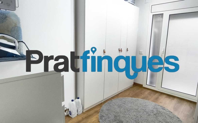 Presentamos este espectacular piso totalmente reformado de 89 m² útiles, ubicado en pleno centro de la ciudad, a un paso de la emblemática Plaza Catalunya y de la estación de metro L9 Cèntric. Una vivienda lista para entrar a vivir, diseñada para ofrecerte el máximo confort, luminosidad y una distribución perfecta para la vida familiar. Distribución inteligente: Zona de día y Zona de noche El diseño de la vivienda separa de forma excelente los espacios para garantizar tu privacidad y descanso: Zona de Día: Al cruzar el recibidor, accedes directamente a un salón-comedor de 18 m², un espacio amplio y acogedor con salida directa a un agradable balcón. La cocina es independiente y cuenta con la galería ya integrada. Destaca por su gran luminosidad gracias a un elegante tabique acristalado tipo ventana, que permite el paso de la luz natural desde el comedor mientras cocinas. Zona de Noche: Conectada de forma fluida desde el comedor, distribuye el acceso a los dormitorios y baños: Habitación principal en suite (11 m²): Exterior, inundada de sol y con su propio baño privado de 4 m² (3 piezas con plato de ducha de resina antideslizante). Segunda habitación doble (11 m²): También exterior a la calle, disfrutando de una orientación inmejorable con sol durante todo el día. Dos habitaciones individuales (8 m² cada una): Espacios versátiles ideales para dormitorios, zona de juegos o teletrabajo. Una de ellas cuenta con salida a un segundo balcón orientado al patio de luces. Baño común: Moderno y funcional, compuesto por 3 piezas y equipado con plato de ducha de resina antideslizante. Calidades premium y confort total La vivienda cuenta con una reforma integral de hace solo 5 años y está cuidada al detalle con materiales de alta calidad: Orientación Sur: Vivienda muy soleada y bañada por la luz natural durante todo el día. Aislamiento perfecto: Carpintería de aluminio con rotura de puente térmico y doble ventana, garantizando el mejor aislamiento térmico y acústico. Suelos y carpintería: Suelo de parqué sintético de alta resistencia (nivel AC5) y puertas lacadas en blanco (batientes y correderas empotradas en los baños para optimizar el espacio). Airecondicionado: 3 splits con bomba de calor en distintas estàncies. Ubicación inmejorable Vivirás en el centro de El Prat, rodeado de todos los servicios esenciales: colegios, bibliotecas, comercios y una excelente conectividad en transporte público (Metro L9 Cèntric y múltiples líneas de autobús). Un hogar idílico, cómodo y pensado para disfrutar de la paz familiar. ¿Te vas a perder la oportunidad de visitarlo? &nbsp;