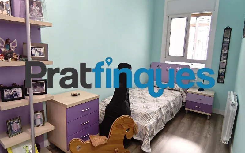 Presentamos esta magnífica vivienda lista para entrar a vivir, completamente reformada con un gusto exquisito y materiales de calidad. El inmueble destaca por su excelente distribución, luminosidad y el absoluto desahogo que ofrece su impresionante espacio exterior, convirtiéndolo en una pieza única en la zona. Características principales: Superficie óptima: 70 m² útiles distribuidos con la máxima eficiencia espacial. Zona de descanso: 3 amplios dormitorios, incluyendo una magnífica suite principal y dos habitaciones dobles adicionales. Baños modernos: 2 baños completos totalmente equipados con acabados contemporáneos. Cocina funcional: Espacio independiente y cómodo. Lavadero Interiorizado: un práctico lavadero interiorizado que maximiza el orden doméstico. Área de relax: Una agradable estancia acristalada que funciona como un balcón cubierto, ideal como rincón de lectura por su abundante luz natural y sosiego. Calidades y acabados premium: Aislamiento superior: Carpintería exterior oscilobatiente de aluminio con rotura de puente térmico y doble acristalamiento con cámara de aire, garantizando el máximo confort térmico y acústico. Elegancia interior: Suelos de parqué laminado de alta resistencia (AC5) y puertas de paso lacadas en blanco. Climatización: Sistema de calefacción integral mediante radiadores de gas natural. Un oasis exterior exclusivo: El verdadero elemento diferenciador de esta propiedad es su espectacular terraza privada de 61 m². Un espacio exterior idílico para disfrutar del clima mediterráneo, organizar cenas al aire libre o crear un jardín urbano. Además, cuenta con un valioso trastero de 5 m² integrado, la solución perfecta de almacenamiento para el día a día. Exclusividad y entorno de vida: Ubicada en una finca de solo dos vecinos, la privacidad y la tranquilidad están completamente garantizadas. El piso se emplaza en uno de los sectores residenciales más cotizados y demandados de la ciudad. Una zona que destaca por el equilibrio perfecto entre la paz de un entorno familiar y la comodidad urbana más absoluta. A escasos minutos a pie de la estación de metro L9 (Cèntric),la vivienda ofrece una conectividad impecable con el centro de Barcelona, el aeropuerto y redes de transporte (autobuses y taxis). El día a día aquí es un auténtico privilegio: dispondrá de una selecta oferta de restauración, comercios locales y servicios esenciales a pie de calle, sin renunciar a la calma de un vecindario residencial idílico. En Pratfinques le acompañamos de forma integral durante todo el proceso de compraventa. Nos encargamos de la gestión de su financiación hipotecaria, la liquidación de impuestos y la inscripción registral de la propiedad. Tenga en cuenta los siguientes puntos informativos: Transparencia en el precio: El importe de venta no incluye los impuestos y tasas asociados (ITP y AJD). Plusvalía: El Impuesto sobre el Incremento de Valor de los Terrenos de Naturaleza Urbana corre íntegramente a cargo de la parte vendedora. Información de transparencia al consumidor: Antes de hacer la visita, tu asesor personal te facilitará toda la información detallada y desglosada de estos costes para que compres con total tranquilidad.