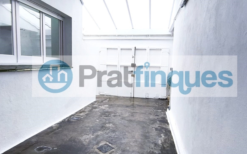 Un refugio de luz y armonía: El hogar donde tu familia florecerá ¿Buscas más que una casa? Te presentamos una propiedad con alma. Esta fantástica planta baja de 122 m² con una estància tipo estudio en segunda planta de 13 m² y terraza de 20m², no es solo un inmueble, es un escenario de bienestar donde la energía positiva se siente en cada rincón. Imagina las tardes de invierno al calor de su&nbsp;majestuosa chimenea, creando recuerdos imborrables con los tuyos en un salón que invita a la unión. Con&nbsp;4 amplias habitaciones&nbsp;(3 dobles y 1 sencilla y, 1 estudio en la 2ª planta),cada miembro de la familia encontrará su espacio de paz. La joya de la corona se encuentra en la planta superior: una estancia versátil de 13 m² que se abre a una&nbsp;terraza privada de 20m², el lugar perfecto para desayunos bajo el sol o noches de estrellas en total intimidad. ¿Sabes esa sensación de llegar a un lugar y sentir que 