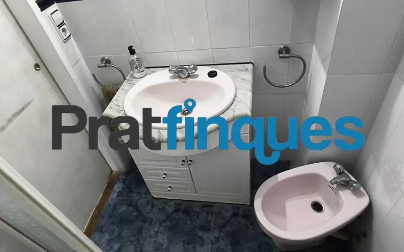 Si buscas comodidad, luz y tranquilidad, este piso de 75 m² útiles (84 m² construidos) te va a encantar. Está pensado para aprovechar cada rincón al máximo y se distribuye de forma ideal: Zona de día: Un acogedor salón-comedor de 15 m² y una moderna cocina office abierta de 9 m². ¡Y aquí viene lo mejor! Desde la cocina accedes directamente a una fantástica terraza a nivel de 10 m², el rincón perfecto para tomar el café por la mañana, disfrutar de cenas al aire libre o crear tu propio oasis urbano. Además, cuenta con un práctico lavadero integrado. Zona de descanso: 3 habitaciones (dos de ellas dobles, perfectas para el dormitorio principal o un espacio de trabajo) y un baño completo de 4 piezas. Ubicación y tranquilidad garantizadas El piso se encuentra en una de las zonas más valoradas y cotizadas de El Prat. Se ubica en la primera planta de un edificio clásico, sin ascensor, pero con una gran ventaja: ¡solo comparte espacio con 3 vecinos más! Al ser una comunidad tan pequeña y familiar, la paz y la tranquilidad están aseguradas. Listo para entrar a vivir (con muy pocos retoques) A diferencia de otros pisos, aquí el trabajo duro ya está hecho. La vivienda ha sido mimada y cuenta con: Instalación eléctrica totalmente actualizada. Ventanas de PVC con rotura de puente térmico y doble cristal (adiós al frío y a los ruidos). Cocina completamente equipada. ¿Lo mejor? Solo necesita lo que llamamos