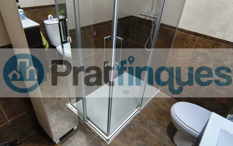 Ubicada en la zona más emblemática y con más solera de El Prat, presentamos esta impecable vivienda en una finca de&nbsp;obra seminueva&nbsp;que destaca por su diseño funcional y la alta calidad de sus acabados. El inmueble consta de&nbsp;84 m² construidos&nbsp;(73 m² útiles) perfectamente distribuidos para maximizar la entrada de luz natural y el confort. La zona de día se define por un acogedor salón-comedor de 16 m², equipado con aire acondicionado (split),que comunica directamente con un&nbsp;balcón orientado al oeste, ideal para disfrutar del sol de tarde. La cocina, independiente y de generosas dimensiones (10 m²),ofrece un espacio óptimo de trabajo y almacenaje. En la zona de descanso encontramos&nbsp;3 dormitorios&nbsp;(dos de ellos dobles). La habitación principal destaca por su configuración tipo&nbsp;suite, incorporando un baño privado con plato de ducha de resina antideslizante. Un segundo baño completo da servicio al resto de la vivienda. Excelencia en los detalles: Aislamiento:&nbsp;Carpintería exterior de aluminio con&nbsp;rotura de puente térmico, garantizando eficiencia energética y confort acústico. Calidez:&nbsp;Suelos de&nbsp;parqué flotante laminado AC5&nbsp;de alta resistencia y puertas interiores en haya vaporizada. Accesibilidad:&nbsp;Finca moderna que cuenta con&nbsp;ascensor.Una oportunidad única para quienes buscan un hogar listo para entrar a vivir en un entorno histórico y tranquilo, sin renunciar a las comodidades de una construcción contemporánea. En Pratfinques le acompañamos de forma integral durante todo el proceso de compraventa. Nos encargamos de la gestión de su financiación hipotecaria, la liquidación de impuestos y la inscripción registral de la propiedad. &nbsp; Tenga en cuenta los siguientes puntos informativos: &nbsp; Transparencia en el precio: El importe de venta no incluye los impuestos y tasas asociados (ITP y AJD). Plusvalía: El Impuesto sobre el Incremento de Valor de los Terrenos de Naturaleza Urbana corre íntegramente a cargo de la parte vendedora. Sin costes adicionales: En Pratfinques no cobramos honorarios a la parte compradora; nuestros servicios ya están incluidos en el precio de venta publicado.&nbsp;