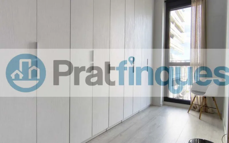 Exclusividad y sostenibilidad en una de las ubicaciones más codiciadas del área metropolitana. Le presentamos una pieza arquitectónica única situada en el corazón de&nbsp;Plaza Europa, el nuevo referente del urbanismo moderno en L'Hospitalet de Llobregat. Ubicada en una finca de&nbsp;obra nueva (2023),esta vivienda destaca por su privilegiada altura y su dominio visual, ofreciendo vistas despejadas que dotan a cada estancia de una personalidad inigualable. Espacios Diseñados para el Bienestar Con una superficie de 84 m² construidos, el hogar se distribuye con una elegancia funcional: Zona de Día:&nbsp;Un espectacular salón-comedor de 24 m², inundado de luz natural gracias a su&nbsp;orientación Este, con acceso directo a una&nbsp;terraza privada de 17 m², ideal para disfrutar de los amaneceres y el clima mediterráneo. Cocina Gourmet:&nbsp;Espacio independiente de 9 m² totalmente equipado con acabados de alta gama. Zona de Descanso:&nbsp;Suite principal de 13 m² con baño privado de diseño (plato de ducha de resina antideslizante) y dos habitaciones individuales luminosas y versátiles.Tecnología y Alta Eficiencia Energética Comprometida con el futuro, la vivienda cuenta con un sistema de&nbsp;aerotermia de última generación&nbsp;para la climatización (calefacción y aire acondicionado),garantizando un confort térmico óptimo con el mínimo impacto ambiental. Memoria de Calidades Premium Carpintería Exterior:&nbsp;Ventanas oscilobatientes con rotura de puente térmico y doble acristalamiento para un aislamiento acústico y térmico total. Carpintería Interior:&nbsp;Elegantes puertas lacadas en blanco, incluyendo sistemas correderos tipo&nbsp;Krona&nbsp;integrados en tabiquería para maximizar el espacio. Pavimentos:&nbsp;Suelo de tarima flotante laminada con efecto madera de máxima resistencia (calidad AC5).Servicios y Anexos Exclusivos La finca, libre de barreras arquitectónicas, dispone de tres ascensores (uno de gran capacidad). Además, se ofrece la posibilidad de completar esta propiedad con: Plaza de Parking XL (28.000 €):&nbsp;Con dimensiones excepcionales (5,25m x 3m),ideal para un vehículo de gran tamaño y una motocicleta de alta cilindrada. Trastero de Gran Capacidad (18.000 €):&nbsp;9 m² de almacenamiento adicional en el mismo edificio.Un hogar que no solo ofrece un lugar donde vivir, sino un estilo de vida basado en la exclusividad, la comodidad y la eficiencia. &nbsp; En Pratfinques le acompañamos de forma integral durante todo el proceso de compraventa. Nos encargamos de la gestión de su financiación hipotecaria, la liquidación de impuestos y la inscripción registral de la propiedad. &nbsp; Tenga en cuenta los siguientes puntos informativos: &nbsp; Transparencia en el precio: El importe de venta no incluye los impuestos y tasas asociados (ITP y AJD). Plusvalía: El Impuesto sobre el Incremento de Valor de los Terrenos de Naturaleza Urbana corre íntegramente a cargo de la parte vendedora. Sin costes adicionales: En Pratfinques no cobramos honorarios a la parte compradora; nuestros servicios ya están incluidos en el precio de venta publicado.&nbsp;