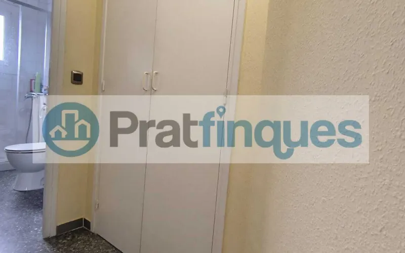 ¿Buscas un hogar donde la luz sea la protagonista?&nbsp;Presentamos este magnífico piso que combina una distribución funcional con una ubicación privilegiada para disfrutar de la máxima tranquilidad. Lo que hace especial a esta vivienda: Amplitud y Confort:&nbsp;Un salón-comedor acogedor que se convierte en el corazón de la casa, con salida directa a un&nbsp;balcón privado&nbsp;perfecto para relajarse. Zona de Descanso:&nbsp;Dispone de&nbsp;3 habitaciones&nbsp;(2 de ellas dobles y amplias, más una individual versátil),diseñadas para garantizar el descanso de toda la familia. Funcionalidad:&nbsp;Cocina independiente con acceso a galería, ideal para organizar el día a día. El baño completo ha sido actualizado con un moderno&nbsp;plato de ducha de resina antideslizante, aunando seguridad y estilo. Luz y Vistas:&nbsp;Gracias a su&nbsp;orientación Oeste, la vivienda se inunda de sol natural durante toda la tarde. Sus&nbsp;vistas despejadas&nbsp;te permitirán disfrutar de una sensación de libertad y paz difícil de encontrar.Equipamiento y Finca: La vivienda está lista para entrar a vivir, equipada con&nbsp;calefacción por radiadores&nbsp;(gas natural) y&nbsp;aire acondicionado con bomba de calor, garantizando el clima perfecto en cualquier época del año. Además, la finca cuenta con&nbsp;ascensor, facilitando el acceso y la comodidad total en tu rutina. ¡No pierdas la oportunidad de visitarlo! Un piso donde el confort y la luz se encuentran. En Pratfinques le acompañamos de forma integral durante todo el proceso de compraventa. Nos encargamos de la gestión de su financiación hipotecaria, la liquidación de impuestos y la inscripción registral de la propiedad. &nbsp; Tenga en cuenta los siguientes puntos informativos: &nbsp; Transparencia en el precio: El importe de venta no incluye los impuestos y tasas asociados (ITP y AJD). Plusvalía: El Impuesto sobre el Incremento de Valor de los Terrenos de Naturaleza Urbana corre íntegramente a cargo de la parte vendedora. Sin costes adicionales: En Pratfinques no cobramos honorarios a la parte compradora; nuestros servicios ya están incluidos en el precio de venta publicado.&nbsp;