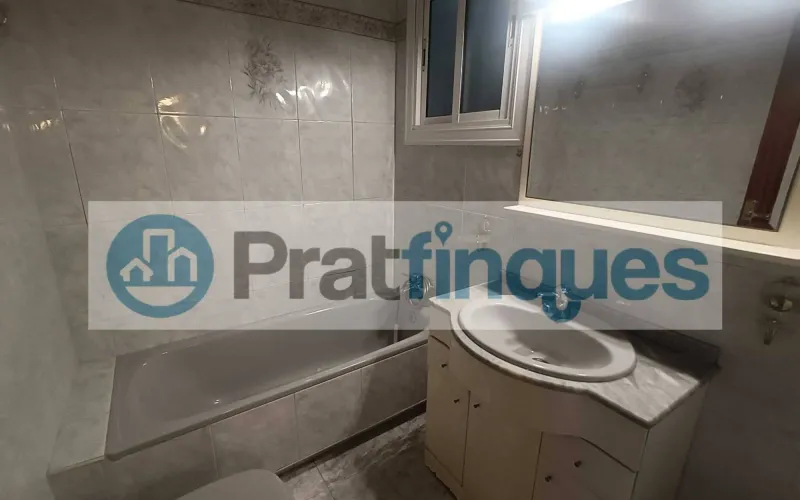 Presentamos esta magnífica propiedad situada en una de las intersecciones más estratégicas de El Prat. Una vivienda que destaca por su luminosidad, y distribución y un potencial para convertirse en el hogar de sus sueños. Distribución y Características El inmueble cuenta con una superficie de 94 m² construidos (79 m² útiles),diseñados para aprovechar cada rincón: Zona de Día:&nbsp;Un imponente salón-comedor independiente de 23 m², totalmente exterior, que inunda la estancia de luz natural y ofrece acceso directo a un acogedor balcón. Zona de Noche:&nbsp;Consta de 3 amplias habitaciones (incluyendo una habitación doble principal). Cocina y Baño:&nbsp;Cocina independiente de 8 m² con salida a galería técnica y un baño completo de cuatro piezas con bañera. Acabados:&nbsp;Suelos de gres porcelánico, carpintería interior en madera de cerezo y ventanas de aluminio.???? Un proyecto a tu medida La vivienda se encuentra en un estado que&nbsp;precisa de una actualización, lo que representa una oportunidad única. Con una reforma ejecutada con buen gusto, este piso tiene el potencial arquitectónico para transformarse en una pieza de diseño&nbsp;impresionantemente sofisticada y actual, revalorizando su inversión desde el primer día. La finca, perfectamente mantenida, dispone de&nbsp;ascensor. ???? Privilegios de una ubicación inmejorable Vivir en esta zona de El Prat de Llobregat es sinónimo de calidad de vida. Disfrutará de servicios de primer nivel a pie de calle: Conectividad Total:&nbsp;A tan solo 7 minutos de la estación de&nbsp;Metro L9 (Les Moreres)&nbsp;y con una red de paradas de autobús locales e interurbanas que conectan directamente con el centro de Barcelona en pocos minutos. Servicios y Ocio:&nbsp;Rodeado de una oferta comercial completa, centros de salud, colegios y zonas verdes. Todo lo que su día a día requiere, sin necesidad de desplazarse.Si buscas una ubicación premium para diseñar un hogar a tu estilo, esta es tu oportunidad.&nbsp;Contacta ahora para concertar una visita. En Pratfinques le acompañamos de forma integral durante todo el proceso de compraventa. Nos encargamos de la gestión de su financiación hipotecaria, la liquidación de impuestos y la inscripción registral de la propiedad. &nbsp; Tenga en cuenta los siguientes puntos informativos: &nbsp; Transparencia en el precio: El importe de venta no incluye los impuestos y tasas asociados (ITP y AJD). Plusvalía: El Impuesto sobre el Incremento de Valor de los Terrenos de Naturaleza Urbana corre íntegramente a cargo de la parte vendedora. Nota informativa: Los Honorarios de intermediación profesional no están incluidos en el precio de venta.