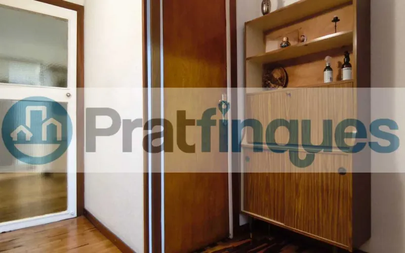 Ubicada en una de las zonas más exclusivas y demandadas de El Prat de Llobregat, presentamos esta vivienda totalmente exterior que destaca por su luz natural y su ubicación privilegiada en el&nbsp;Casc Antic. Características principales: Luminosidad total:&nbsp;Al ser una pieza íntegramente exterior, cada estancia disfruta de una claridad excepcional durante todo el día. Espacios optimizados:&nbsp;La vivienda cuenta con 69 m² construidos (63 m² útiles) distribuidos de forma funcional. Distribución: 3 dormitorios (uno de ellos doble). Salón-comedor con salida directa a un acogedor balcón. Cocina independiente con grandes posibilidades de reforma. Baño de tres piezas equipado con plato de ducha. Finca con ascensor:&nbsp;Situado en un edificio bien conservado que dispone de ascensor, garantizando total comodidad.Un lienzo en blanco para tu proyecto: El inmueble se encuentra en estado original, lo que representa la oportunidad perfecta para realizar una&nbsp;actualización integral&nbsp;y diseñar el hogar de tus sueños a medida. Su estructura permite múltiples opciones de personalización para ganar amplitud y estilo. Viva en una zona tranquila, con el encanto del casco histórico y todos los servicios, comercios y transporte a su alcance. En Pratfinques le acompañamos de forma integral durante todo el proceso de compraventa. Nos encargamos de la gestión de su financiación hipotecaria, la liquidación de impuestos y la inscripción registral de la propiedad. &nbsp; Tenga en cuenta los siguientes puntos informativos: &nbsp; Transparencia en el precio: El importe de venta no incluye los impuestos y tasas asociados (ITP y AJD). Plusvalía: El Impuesto sobre el Incremento de Valor de los Terrenos de Naturaleza Urbana corre íntegramente a cargo de la parte vendedora. Sin costes adicionales: En Pratfinques no cobramos honorarios a la parte compradora; nuestros servicios ya están incluidos en el precio de venta publicado.&nbsp;