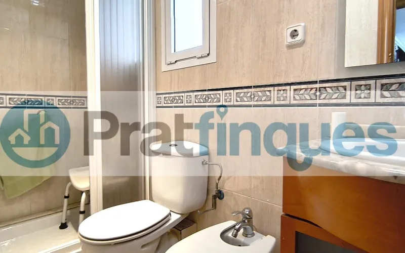 ¿Buscáis vuestra primera vivienda o el lugar ideal para ver crecer a vuestra familia? Este espectacular piso destaca por su amplitud, su luz natural y una comodidad absoluta en el día a día. Al tratarse de una quinta planta real en una finca con ascensor, disfrutaréis de una vivienda tranquila, sin ruidos de la calle y con sol directo durante todo el día. ¡Un lienzo en blanco perfecto para vuestro nuevo proyecto de vida! Espacios diseñados para el día a día familiar: El corazón de la casa: Un gran salón-comedor de 21 m² donde compartir cenas, tardes de cine y con salida directa al balcón. Habitaciones para todos: 3 dormitorios (dos de ellos dobles),ideales para el dormitorio principal, el cuarto de los niños o una zona de teletrabajo. Cocina independiente: Espaciosa, funcional y con acceso directo a una cómoda galería que desahoga el espacio principal. Baño reformado: Baño completo de 3 piezas equipado con un moderno y práctico plato de ducha. Metros reales: 76 m² útiles bien distribuidos (87 m² construidos) donde no se pierde ni un solo metro.Una ubicación pensada para vuestra comodidad Situado en la cotizada Avenida del Remolar, tendréis la tranquilidad que buscáis sin renunciar a nada. La ubicación es perfecta para el día a día de una familia: Conectividad total: Accesos rapidísimos en coche y una red excelente de transporte público para ir a trabajar o estudiar. Todo a un paso: Rodeado de comercio local, supermercados para la compra diaria, colegios, parques y una gran oferta de restauración para los fines de semana.¡Es el momento de dar el paso y tener vuestra propia casa! Contactad con nosotros hoy mismo para venir a verla antes de que se reserve. En Pratfinques le acompañamos de forma integral durante todo el proceso de compraventa. Nos encargamos de la gestión de su financiación hipotecaria, la liquidación de impuestos y la inscripción registral de la propiedad. &nbsp; Tenga en cuenta los siguientes puntos informativos: &nbsp; Transparencia en el precio: El importe de venta no incluye los impuestos y tasas asociados (ITP y AJD). Plusvalía: El Impuesto sobre el Incremento de Valor de los Terrenos de Naturaleza Urbana corre íntegramente a cargo de la parte vendedora. Sin costes adicionales: En Pratfinques no cobramos honorarios a la parte compradora; nuestros servicios ya están incluidos en el precio de venta publicado.&nbsp;