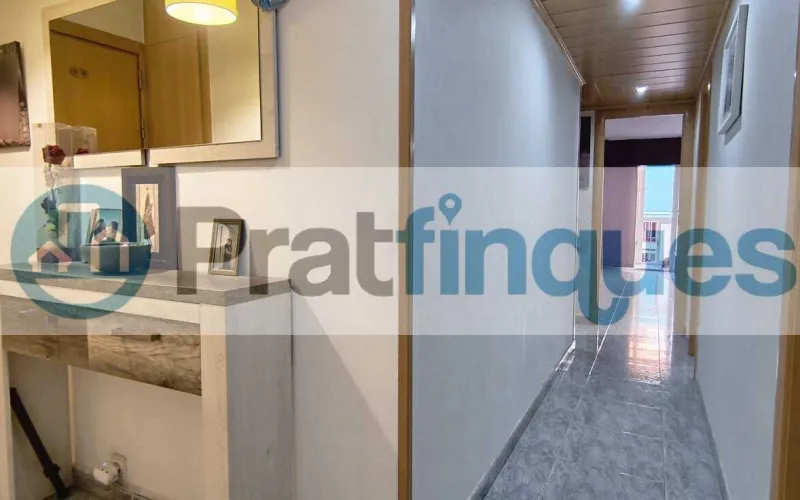 Disfrute del equilibrio perfecto entre tranquilidad residencial y una conectividad estratégica inigualable. Esta magnífica vivienda, ubicada en la apacible calle Sant Joaquim, 86, destaca por su excelente distribución, estancias muy amplias y una optimización perfecta de sus 83 m² útiles (97 m² construidos). Gracias a su orientación norte, el piso ofrece un ambiente fresco, confortable y una luminosidad constante muy valorada. Distribución elegante y espacios independientes Salón-comedor extraordinario: Un gran espacio de 22 m² muy cuadrado y luminoso, con salida directa a un agradable balcón. Zona de descanso generosa: Dispone de 4 habitaciones, incluyendo dos dormitorios dobles de gran tamaño (el principal cuenta con unos fantásticos 13 m²). Cocina funcional e independiente: Espaciosa, independiente y con salida a una práctica galería/lavadero que maximiza la organización. Baño completo: Un baño de 4 piezas equipado con bañera, ideal para el confort diario.Calidades y confort de primer nivel Aislamiento eficiente: Carpintería exterior de aluminio blanco con doble acristalamiento, garantizando confort térmico y acústico. Climatización integral: Sistema de aire acondicionado split con bomba de calor instalado. Detalles de calidad: Suelos de gres porcelánico de alta resistencia y puertas interiores de haya vaporizada que aportan calidez. Finca accesible: Edificio cuidado y tranquilo que dispone de ascensor.Accesibilidad y entorno: Lo mejor de El Prat a su alcance La ubicación de la calle Sant Joaquim es uno de los mayores valores añadidos de esta propiedad: Entrada y salida inmediata: Acceso rápido y directo a las principales vías de comunicación (C-31, C-32 y B-20),permitiendo conectar con Barcelona o el Aeropuerto en pocos minutos y sin sufrir retenciones internas. Conectividad total: Excelente comunicación en transporte público mediante la red de autobuses locales y metropolitanos, Metro (L9 Sud) y Cercanías Renfe. Calidad de vida en El Prat: Una ciudad llana, cómoda y moderna que combina una infraestructura de primer nivel (colegios, centros médicos, comercios) con el privilegio natural de los Espacios Naturales del Delta y sus tranquilas playas vírgenes. Tenga en cuenta los siguientes puntos informativos: Transparencia en el precio: El importe de venta no incluye los impuestos y tasas asociados (ITP y AJD). Plusvalía: El Impuesto sobre el Incremento de Valor de los Terrenos de Naturaleza Urbana corre íntegramente a cargo de la parte vendedora. Sin costes adicionales: En Pratfinques no cobramos honorarios a la parte compradora; nuestros servicios ya están incluidos en el precio de venta publicado.