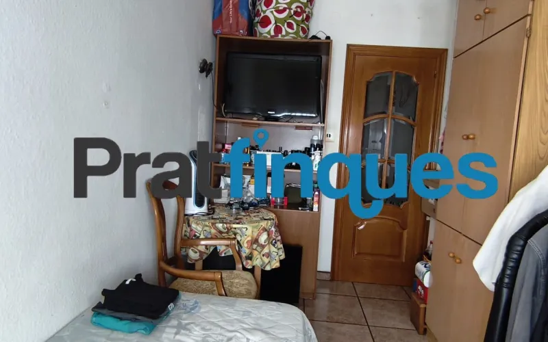 Si buscas un hogar luminoso, con una distribución excelente y la oportunidad de diseñarlo a tu gusto, este piso esquinero y totalmente exterior es la opción ideal. Destaca por su magnífica orientación Sur-Suroeste, lo que garantiza sol directo durante casi todo el día y una luz natural envidiable en todas sus estancias. Conoce su distribución (70 m² útiles / 77 m² construidos): Zona de día: Salón-comedor muy soleado con salida directa a un acogedor balcón, ideal para disfrutar del aire libre, y una cocina independiente con gran potencial de optimización. Zona de descanso: 3 habitaciones (dos de ellas dobles). La habitación principal cuenta con la comodidad exclusiva de un aseo de cortesía integrado. Baño principal: Un baño completo de 4 piezas equipado con plato de ducha. Detalles adicionales: Carpintería exterior de aluminio y puertas interiores de roble con molduras. La finca está perfectamente cuidada y dispone de ascensor. El lienzo perfecto para tu reforma La vivienda precisa de una actualización, lo que representa una oportunidad única para adaptarla a tus necesidades y crear la casa de tus sueños (¡imagina un diseño de concepto abierto uniendo cocina y salón!). Además, cuenta con una gran ventaja económica: la instalación eléctrica ya está completamente actualizada, lo que reducirá de forma considerable los costes y los tiempos de tu reforma. Una ubicación privilegiada y estratégica Ubicado en uno de los entornos más cotizados y consolidados de El Prat de Llobregat, disfrutarás de una calidad de vida excepcional con todos los servicios a pie de calle, manteniendo siempre la privacidad que tu familia merece: Conectividad total: A un paso de excelentes conexiones de transporte público (Metro y red de autobuses) que te conectan rápidamente con Barcelona y el aeropuerto. Comercio y ocio: Rodeado de una amplia oferta de comercio local, supermercados de alimentación, tiendas de moda y una variada oferta de restauración. Servicios públicos y educación: Un barrio ideal para familias, con centros educativos de excelente nivel para todas las edades (desde los más pequeños hasta los jóvenes),además de centros sanitarios y zonas verdes cercanas. No dejes escapar esta oportunidad. ¡Ven a visitarlo y descubre todo el potencial que este hogar tiene para ofrecerte! En Pratfinques le acompañamos de forma integral durante todo el proceso de compraventa. Nos encargamos de la gestión de su financiación hipotecaria, la liquidación de impuestos y la inscripción registral de la propiedad. Tenga en cuenta los siguientes puntos informativos: Transparencia en el precio: El importe de venta no incluye los impuestos y tasas asociados (ITP y AJD). Plusvalía: El Impuesto sobre el Incremento de Valor de los Terrenos de Naturaleza Urbana corre íntegramente a cargo de la parte vendedora. Información de transparencia al consumidor: Antes de hacer la visita, tu asesor personal te facilitará toda la información detallada y desglosada de estos costes para que compres con total tranquilidad.
