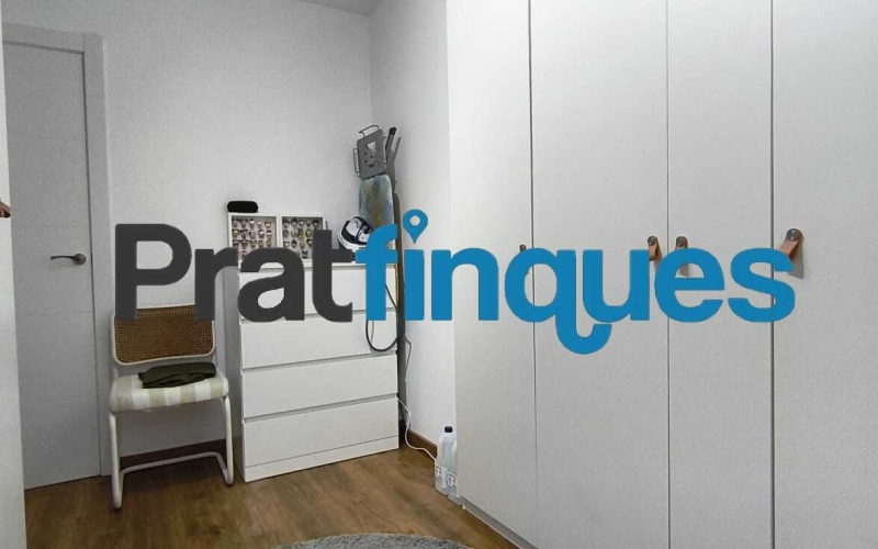 Presentamos este espectacular piso totalmente reformado de 89 m² útiles, ubicado en pleno centro de la ciudad, a un paso de la emblemática Plaza Catalunya y de la estación de metro L9 Cèntric. Una vivienda lista para entrar a vivir, diseñada para ofrecerte el máximo confort, luminosidad y una distribución perfecta para la vida familiar. Distribución inteligente: Zona de día y Zona de noche El diseño de la vivienda separa de forma excelente los espacios para garantizar tu privacidad y descanso: Zona de Día: Al cruzar el recibidor, accedes directamente a un salón-comedor de 18 m², un espacio amplio y acogedor con salida directa a un agradable balcón. La cocina es independiente y cuenta con la galería ya integrada. Destaca por su gran luminosidad gracias a un elegante tabique acristalado tipo ventana, que permite el paso de la luz natural desde el comedor mientras cocinas. Zona de Noche: Conectada de forma fluida desde el comedor, distribuye el acceso a los dormitorios y baños: Habitación principal en suite (11 m²): Exterior, inundada de sol y con su propio baño privado de 4 m² (3 piezas con plato de ducha de resina antideslizante). Segunda habitación doble (11 m²): También exterior a la calle, disfrutando de una orientación inmejorable con sol durante todo el día. Dos habitaciones individuales (8 m² cada una): Espacios versátiles ideales para dormitorios, zona de juegos o teletrabajo. Una de ellas cuenta con salida a un segundo balcón orientado al patio de luces. Baño común: Moderno y funcional, compuesto por 3 piezas y equipado con plato de ducha de resina antideslizante. Calidades premium y confort total La vivienda cuenta con una reforma integral de hace solo 5 años y está cuidada al detalle con materiales de alta calidad: Orientación Sur: Vivienda muy soleada y bañada por la luz natural durante todo el día. Aislamiento perfecto: Carpintería de aluminio con rotura de puente térmico y doble ventana, garantizando el mejor aislamiento térmico y acústico. Suelos y carpintería: Suelo de parqué sintético de alta resistencia (nivel AC5) y puertas lacadas en blanco (batientes y correderas empotradas en los baños para optimizar el espacio). Airecondicionado: 3 splits con bomba de calor en distintas estàncies. Ubicación inmejorable Vivirás en el centro de El Prat, rodeado de todos los servicios esenciales: colegios, bibliotecas, comercios y una excelente conectividad en transporte público (Metro L9 Cèntric y múltiples líneas de autobús). Un hogar idílico, cómodo y pensado para disfrutar de la paz familiar. ¿Te vas a perder la oportunidad de visitarlo? &nbsp;