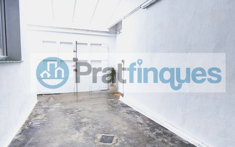 Un refugio de luz y armonía: El hogar donde tu familia florecerá ¿Buscas más que una casa? Te presentamos una propiedad con alma. Esta fantástica planta baja de 122 m² con una estància tipo estudio en segunda planta de 13 m² y terraza de 20m², no es solo un inmueble, es un escenario de bienestar donde la energía positiva se siente en cada rincón. Imagina las tardes de invierno al calor de su&nbsp;majestuosa chimenea, creando recuerdos imborrables con los tuyos en un salón que invita a la unión. Con&nbsp;4 amplias habitaciones&nbsp;(3 dobles y 1 sencilla y, 1 estudio en la 2ª planta),cada miembro de la familia encontrará su espacio de paz. La joya de la corona se encuentra en la planta superior: una estancia versátil de 13 m² que se abre a una&nbsp;terraza privada de 20m², el lugar perfecto para desayunos bajo el sol o noches de estrellas en total intimidad. ¿Sabes esa sensación de llegar a un lugar y sentir que 