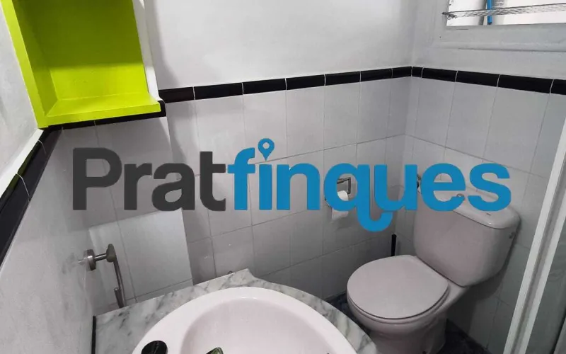 Si buscas comodidad, luz y tranquilidad, este piso de 75 m² útiles (84 m² construidos) te va a encantar. Está pensado para aprovechar cada rincón al máximo y se distribuye de forma ideal: Zona de día: Un acogedor salón-comedor de 15 m² y una moderna cocina office abierta de 9 m². ¡Y aquí viene lo mejor! Desde la cocina accedes directamente a una fantástica terraza a nivel de 10 m², el rincón perfecto para tomar el café por la mañana, disfrutar de cenas al aire libre o crear tu propio oasis urbano. Además, cuenta con un práctico lavadero integrado. Zona de descanso: 3 habitaciones (dos de ellas dobles, perfectas para el dormitorio principal o un espacio de trabajo) y un baño completo de 4 piezas. Ubicación y tranquilidad garantizadas El piso se encuentra en una de las zonas más valoradas y cotizadas de El Prat. Se ubica en la primera planta de un edificio clásico, sin ascensor, pero con una gran ventaja: ¡solo comparte espacio con 3 vecinos más! Al ser una comunidad tan pequeña y familiar, la paz y la tranquilidad están aseguradas. Listo para entrar a vivir (con muy pocos retoques) A diferencia de otros pisos, aquí el trabajo duro ya está hecho. La vivienda ha sido mimada y cuenta con: Instalación eléctrica totalmente actualizada. Ventanas de PVC con rotura de puente térmico y doble cristal (adiós al frío y a los ruidos). Cocina completamente equipada. ¿Lo mejor? Solo necesita lo que llamamos