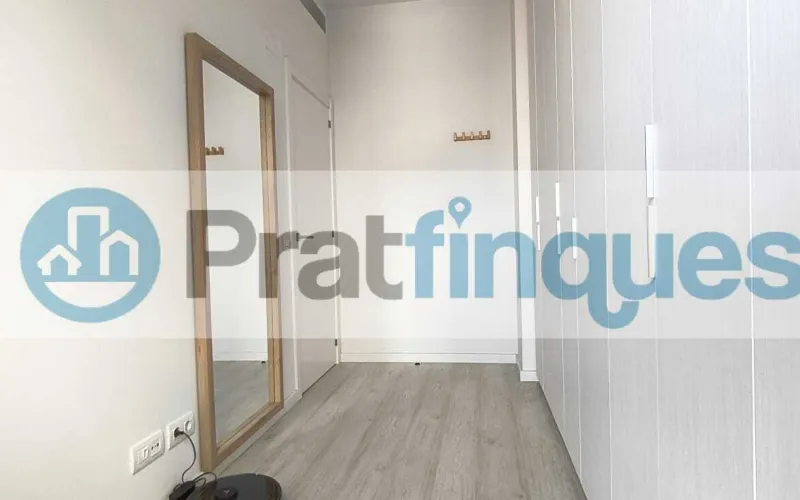 Exclusividad y sostenibilidad en una de las ubicaciones más codiciadas del área metropolitana. Le presentamos una pieza arquitectónica única situada en el corazón de&nbsp;Plaza Europa, el nuevo referente del urbanismo moderno en L'Hospitalet de Llobregat. Ubicada en una finca de&nbsp;obra nueva (2023),esta vivienda destaca por su privilegiada altura y su dominio visual, ofreciendo vistas despejadas que dotan a cada estancia de una personalidad inigualable. Espacios Diseñados para el Bienestar Con una superficie de 84 m² construidos, el hogar se distribuye con una elegancia funcional: Zona de Día:&nbsp;Un espectacular salón-comedor de 24 m², inundado de luz natural gracias a su&nbsp;orientación Este, con acceso directo a una&nbsp;terraza privada de 17 m², ideal para disfrutar de los amaneceres y el clima mediterráneo. Cocina Gourmet:&nbsp;Espacio independiente de 9 m² totalmente equipado con acabados de alta gama. Zona de Descanso:&nbsp;Suite principal de 13 m² con baño privado de diseño (plato de ducha de resina antideslizante) y dos habitaciones individuales luminosas y versátiles.Tecnología y Alta Eficiencia Energética Comprometida con el futuro, la vivienda cuenta con un sistema de&nbsp;aerotermia de última generación&nbsp;para la climatización (calefacción y aire acondicionado),garantizando un confort térmico óptimo con el mínimo impacto ambiental. Memoria de Calidades Premium Carpintería Exterior:&nbsp;Ventanas oscilobatientes con rotura de puente térmico y doble acristalamiento para un aislamiento acústico y térmico total. Carpintería Interior:&nbsp;Elegantes puertas lacadas en blanco, incluyendo sistemas correderos tipo&nbsp;Krona&nbsp;integrados en tabiquería para maximizar el espacio. Pavimentos:&nbsp;Suelo de tarima flotante laminada con efecto madera de máxima resistencia (calidad AC5).Servicios y Anexos Exclusivos La finca, libre de barreras arquitectónicas, dispone de tres ascensores (uno de gran capacidad). Además, se ofrece la posibilidad de completar esta propiedad con: Plaza de Parking XL (28.000 €):&nbsp;Con dimensiones excepcionales (5,25m x 3m),ideal para un vehículo de gran tamaño y una motocicleta de alta cilindrada. Trastero de Gran Capacidad (18.000 €):&nbsp;9 m² de almacenamiento adicional en el mismo edificio.Un hogar que no solo ofrece un lugar donde vivir, sino un estilo de vida basado en la exclusividad, la comodidad y la eficiencia. &nbsp; En Pratfinques le acompañamos de forma integral durante todo el proceso de compraventa. Nos encargamos de la gestión de su financiación hipotecaria, la liquidación de impuestos y la inscripción registral de la propiedad. &nbsp; Tenga en cuenta los siguientes puntos informativos: &nbsp; Transparencia en el precio: El importe de venta no incluye los impuestos y tasas asociados (ITP y AJD). Plusvalía: El Impuesto sobre el Incremento de Valor de los Terrenos de Naturaleza Urbana corre íntegramente a cargo de la parte vendedora. Sin costes adicionales: En Pratfinques no cobramos honorarios a la parte compradora; nuestros servicios ya están incluidos en el precio de venta publicado.&nbsp;