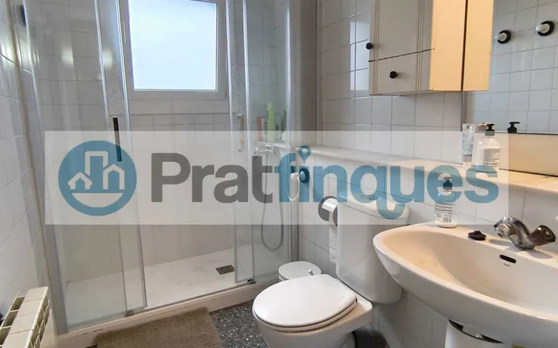 ¿Buscas un hogar donde la luz sea la protagonista?&nbsp;Presentamos este magnífico piso que combina una distribución funcional con una ubicación privilegiada para disfrutar de la máxima tranquilidad. Lo que hace especial a esta vivienda: Amplitud y Confort:&nbsp;Un salón-comedor acogedor que se convierte en el corazón de la casa, con salida directa a un&nbsp;balcón privado&nbsp;perfecto para relajarse. Zona de Descanso:&nbsp;Dispone de&nbsp;3 habitaciones&nbsp;(2 de ellas dobles y amplias, más una individual versátil),diseñadas para garantizar el descanso de toda la familia. Funcionalidad:&nbsp;Cocina independiente con acceso a galería, ideal para organizar el día a día. El baño completo ha sido actualizado con un moderno&nbsp;plato de ducha de resina antideslizante, aunando seguridad y estilo. Luz y Vistas:&nbsp;Gracias a su&nbsp;orientación Oeste, la vivienda se inunda de sol natural durante toda la tarde. Sus&nbsp;vistas despejadas&nbsp;te permitirán disfrutar de una sensación de libertad y paz difícil de encontrar.Equipamiento y Finca: La vivienda está lista para entrar a vivir, equipada con&nbsp;calefacción por radiadores&nbsp;(gas natural) y&nbsp;aire acondicionado con bomba de calor, garantizando el clima perfecto en cualquier época del año. Además, la finca cuenta con&nbsp;ascensor, facilitando el acceso y la comodidad total en tu rutina. ¡No pierdas la oportunidad de visitarlo! Un piso donde el confort y la luz se encuentran. En Pratfinques le acompañamos de forma integral durante todo el proceso de compraventa. Nos encargamos de la gestión de su financiación hipotecaria, la liquidación de impuestos y la inscripción registral de la propiedad. &nbsp; Tenga en cuenta los siguientes puntos informativos: &nbsp; Transparencia en el precio: El importe de venta no incluye los impuestos y tasas asociados (ITP y AJD). Plusvalía: El Impuesto sobre el Incremento de Valor de los Terrenos de Naturaleza Urbana corre íntegramente a cargo de la parte vendedora. Sin costes adicionales: En Pratfinques no cobramos honorarios a la parte compradora; nuestros servicios ya están incluidos en el precio de venta publicado.&nbsp;