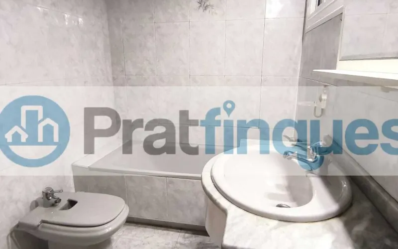 Presentamos esta magnífica propiedad situada en una de las intersecciones más estratégicas de El Prat. Una vivienda que destaca por su luminosidad, y distribución y un potencial para convertirse en el hogar de sus sueños. Distribución y Características El inmueble cuenta con una superficie de 94 m² construidos (79 m² útiles),diseñados para aprovechar cada rincón: Zona de Día:&nbsp;Un imponente salón-comedor independiente de 23 m², totalmente exterior, que inunda la estancia de luz natural y ofrece acceso directo a un acogedor balcón. Zona de Noche:&nbsp;Consta de 3 amplias habitaciones (incluyendo una habitación doble principal). Cocina y Baño:&nbsp;Cocina independiente de 8 m² con salida a galería técnica y un baño completo de cuatro piezas con bañera. Acabados:&nbsp;Suelos de gres porcelánico, carpintería interior en madera de cerezo y ventanas de aluminio.???? Un proyecto a tu medida La vivienda se encuentra en un estado que&nbsp;precisa de una actualización, lo que representa una oportunidad única. Con una reforma ejecutada con buen gusto, este piso tiene el potencial arquitectónico para transformarse en una pieza de diseño&nbsp;impresionantemente sofisticada y actual, revalorizando su inversión desde el primer día. La finca, perfectamente mantenida, dispone de&nbsp;ascensor. ???? Privilegios de una ubicación inmejorable Vivir en esta zona de El Prat de Llobregat es sinónimo de calidad de vida. Disfrutará de servicios de primer nivel a pie de calle: Conectividad Total:&nbsp;A tan solo 7 minutos de la estación de&nbsp;Metro L9 (Les Moreres)&nbsp;y con una red de paradas de autobús locales e interurbanas que conectan directamente con el centro de Barcelona en pocos minutos. Servicios y Ocio:&nbsp;Rodeado de una oferta comercial completa, centros de salud, colegios y zonas verdes. Todo lo que su día a día requiere, sin necesidad de desplazarse.Si buscas una ubicación premium para diseñar un hogar a tu estilo, esta es tu oportunidad.&nbsp;Contacta ahora para concertar una visita. En Pratfinques le acompañamos de forma integral durante todo el proceso de compraventa. Nos encargamos de la gestión de su financiación hipotecaria, la liquidación de impuestos y la inscripción registral de la propiedad. &nbsp; Tenga en cuenta los siguientes puntos informativos: &nbsp; Transparencia en el precio: El importe de venta no incluye los impuestos y tasas asociados (ITP y AJD). Plusvalía: El Impuesto sobre el Incremento de Valor de los Terrenos de Naturaleza Urbana corre íntegramente a cargo de la parte vendedora. Nota informativa: Los Honorarios de intermediación profesional no están incluidos en el precio de venta.