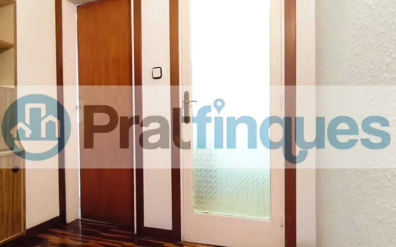 Ubicada en una de las zonas más exclusivas y demandadas de El Prat de Llobregat, presentamos esta vivienda totalmente exterior que destaca por su luz natural y su ubicación privilegiada en el&nbsp;Casc Antic. Características principales: Luminosidad total:&nbsp;Al ser una pieza íntegramente exterior, cada estancia disfruta de una claridad excepcional durante todo el día. Espacios optimizados:&nbsp;La vivienda cuenta con 69 m² construidos (63 m² útiles) distribuidos de forma funcional. Distribución: 3 dormitorios (uno de ellos doble). Salón-comedor con salida directa a un acogedor balcón. Cocina independiente con grandes posibilidades de reforma. Baño de tres piezas equipado con plato de ducha. Finca con ascensor:&nbsp;Situado en un edificio bien conservado que dispone de ascensor, garantizando total comodidad.Un lienzo en blanco para tu proyecto: El inmueble se encuentra en estado original, lo que representa la oportunidad perfecta para realizar una&nbsp;actualización integral&nbsp;y diseñar el hogar de tus sueños a medida. Su estructura permite múltiples opciones de personalización para ganar amplitud y estilo. Viva en una zona tranquila, con el encanto del casco histórico y todos los servicios, comercios y transporte a su alcance. En Pratfinques le acompañamos de forma integral durante todo el proceso de compraventa. Nos encargamos de la gestión de su financiación hipotecaria, la liquidación de impuestos y la inscripción registral de la propiedad. &nbsp; Tenga en cuenta los siguientes puntos informativos: &nbsp; Transparencia en el precio: El importe de venta no incluye los impuestos y tasas asociados (ITP y AJD). Plusvalía: El Impuesto sobre el Incremento de Valor de los Terrenos de Naturaleza Urbana corre íntegramente a cargo de la parte vendedora. Sin costes adicionales: En Pratfinques no cobramos honorarios a la parte compradora; nuestros servicios ya están incluidos en el precio de venta publicado.&nbsp;