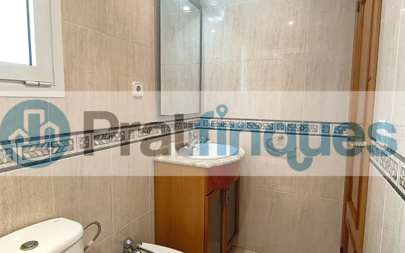¿Buscáis vuestra primera vivienda o el lugar ideal para ver crecer a vuestra familia? Este espectacular piso destaca por su amplitud, su luz natural y una comodidad absoluta en el día a día. Al tratarse de una quinta planta real en una finca con ascensor, disfrutaréis de una vivienda tranquila, sin ruidos de la calle y con sol directo durante todo el día. ¡Un lienzo en blanco perfecto para vuestro nuevo proyecto de vida! Espacios diseñados para el día a día familiar: El corazón de la casa: Un gran salón-comedor de 21 m² donde compartir cenas, tardes de cine y con salida directa al balcón. Habitaciones para todos: 3 dormitorios (dos de ellos dobles),ideales para el dormitorio principal, el cuarto de los niños o una zona de teletrabajo. Cocina independiente: Espaciosa, funcional y con acceso directo a una cómoda galería que desahoga el espacio principal. Baño reformado: Baño completo de 3 piezas equipado con un moderno y práctico plato de ducha. Metros reales: 76 m² útiles bien distribuidos (87 m² construidos) donde no se pierde ni un solo metro.Una ubicación pensada para vuestra comodidad Situado en la cotizada Avenida del Remolar, tendréis la tranquilidad que buscáis sin renunciar a nada. La ubicación es perfecta para el día a día de una familia: Conectividad total: Accesos rapidísimos en coche y una red excelente de transporte público para ir a trabajar o estudiar. Todo a un paso: Rodeado de comercio local, supermercados para la compra diaria, colegios, parques y una gran oferta de restauración para los fines de semana.¡Es el momento de dar el paso y tener vuestra propia casa! Contactad con nosotros hoy mismo para venir a verla antes de que se reserve. En Pratfinques le acompañamos de forma integral durante todo el proceso de compraventa. Nos encargamos de la gestión de su financiación hipotecaria, la liquidación de impuestos y la inscripción registral de la propiedad. &nbsp; Tenga en cuenta los siguientes puntos informativos: &nbsp; Transparencia en el precio: El importe de venta no incluye los impuestos y tasas asociados (ITP y AJD). Plusvalía: El Impuesto sobre el Incremento de Valor de los Terrenos de Naturaleza Urbana corre íntegramente a cargo de la parte vendedora. Sin costes adicionales: En Pratfinques no cobramos honorarios a la parte compradora; nuestros servicios ya están incluidos en el precio de venta publicado.&nbsp;