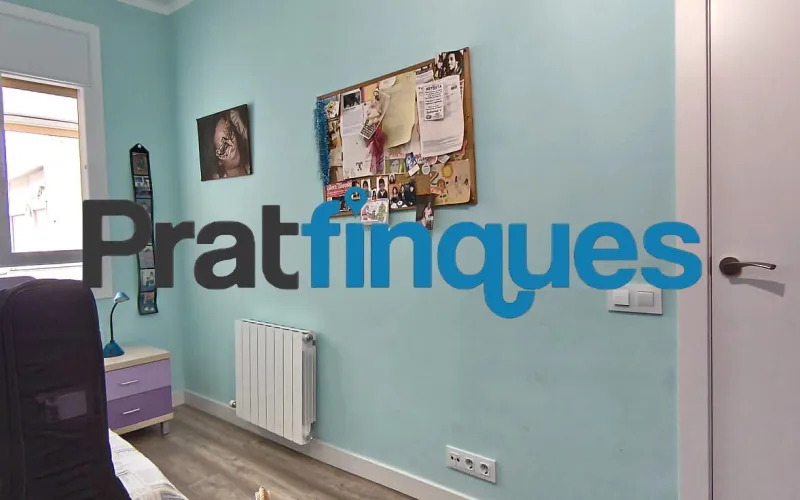 Presentamos esta magnífica vivienda lista para entrar a vivir, completamente reformada con un gusto exquisito y materiales de calidad. El inmueble destaca por su excelente distribución, luminosidad y el absoluto desahogo que ofrece su impresionante espacio exterior, convirtiéndolo en una pieza única en la zona. Características principales: Superficie óptima: 70 m² útiles distribuidos con la máxima eficiencia espacial. Zona de descanso: 3 amplios dormitorios, incluyendo una magnífica suite principal y dos habitaciones dobles adicionales. Baños modernos: 2 baños completos totalmente equipados con acabados contemporáneos. Cocina funcional: Espacio independiente y cómodo. Lavadero Interiorizado: un práctico lavadero interiorizado que maximiza el orden doméstico. Área de relax: Una agradable estancia acristalada que funciona como un balcón cubierto, ideal como rincón de lectura por su abundante luz natural y sosiego. Calidades y acabados premium: Aislamiento superior: Carpintería exterior oscilobatiente de aluminio con rotura de puente térmico y doble acristalamiento con cámara de aire, garantizando el máximo confort térmico y acústico. Elegancia interior: Suelos de parqué laminado de alta resistencia (AC5) y puertas de paso lacadas en blanco. Climatización: Sistema de calefacción integral mediante radiadores de gas natural. Un oasis exterior exclusivo: El verdadero elemento diferenciador de esta propiedad es su espectacular terraza privada de 61 m². Un espacio exterior idílico para disfrutar del clima mediterráneo, organizar cenas al aire libre o crear un jardín urbano. Además, cuenta con un valioso trastero de 5 m² integrado, la solución perfecta de almacenamiento para el día a día. Exclusividad y entorno de vida: Ubicada en una finca de solo dos vecinos, la privacidad y la tranquilidad están completamente garantizadas. El piso se emplaza en uno de los sectores residenciales más cotizados y demandados de la ciudad. Una zona que destaca por el equilibrio perfecto entre la paz de un entorno familiar y la comodidad urbana más absoluta. A escasos minutos a pie de la estación de metro L9 (Cèntric),la vivienda ofrece una conectividad impecable con el centro de Barcelona, el aeropuerto y redes de transporte (autobuses y taxis). El día a día aquí es un auténtico privilegio: dispondrá de una selecta oferta de restauración, comercios locales y servicios esenciales a pie de calle, sin renunciar a la calma de un vecindario residencial idílico. En Pratfinques le acompañamos de forma integral durante todo el proceso de compraventa. Nos encargamos de la gestión de su financiación hipotecaria, la liquidación de impuestos y la inscripción registral de la propiedad. Tenga en cuenta los siguientes puntos informativos: Transparencia en el precio: El importe de venta no incluye los impuestos y tasas asociados (ITP y AJD). Plusvalía: El Impuesto sobre el Incremento de Valor de los Terrenos de Naturaleza Urbana corre íntegramente a cargo de la parte vendedora. Información de transparencia al consumidor: Antes de hacer la visita, tu asesor personal te facilitará toda la información detallada y desglosada de estos costes para que compres con total tranquilidad.