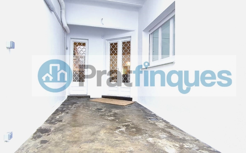 Un refugio de luz y armonía: El hogar donde tu familia florecerá ¿Buscas más que una casa? Te presentamos una propiedad con alma. Esta fantástica planta baja de 122 m² con una estància tipo estudio en segunda planta de 13 m² y terraza de 20m², no es solo un inmueble, es un escenario de bienestar donde la energía positiva se siente en cada rincón. Imagina las tardes de invierno al calor de su&nbsp;majestuosa chimenea, creando recuerdos imborrables con los tuyos en un salón que invita a la unión. Con&nbsp;4 amplias habitaciones&nbsp;(3 dobles y 1 sencilla y, 1 estudio en la 2ª planta),cada miembro de la familia encontrará su espacio de paz. La joya de la corona se encuentra en la planta superior: una estancia versátil de 13 m² que se abre a una&nbsp;terraza privada de 20m², el lugar perfecto para desayunos bajo el sol o noches de estrellas en total intimidad. ¿Sabes esa sensación de llegar a un lugar y sentir que 