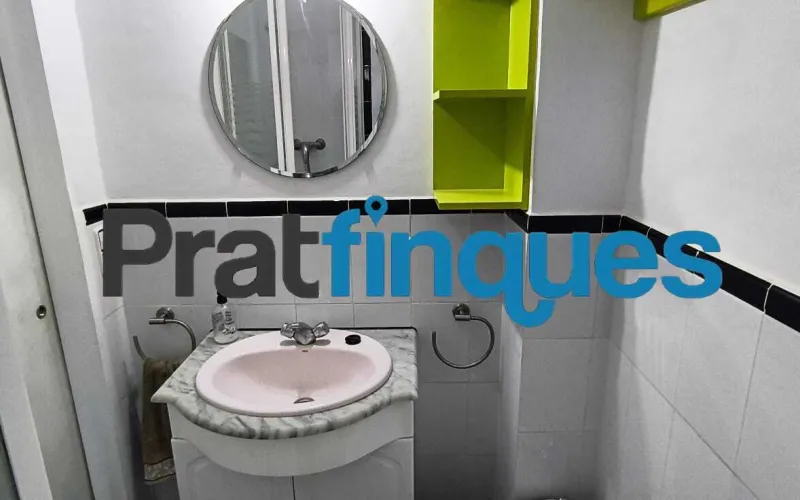 Si buscas comodidad, luz y tranquilidad, este piso de 75 m² útiles (84 m² construidos) te va a encantar. Está pensado para aprovechar cada rincón al máximo y se distribuye de forma ideal: Zona de día: Un acogedor salón-comedor de 15 m² y una moderna cocina office abierta de 9 m². ¡Y aquí viene lo mejor! Desde la cocina accedes directamente a una fantástica terraza a nivel de 10 m², el rincón perfecto para tomar el café por la mañana, disfrutar de cenas al aire libre o crear tu propio oasis urbano. Además, cuenta con un práctico lavadero integrado. Zona de descanso: 3 habitaciones (dos de ellas dobles, perfectas para el dormitorio principal o un espacio de trabajo) y un baño completo de 4 piezas. Ubicación y tranquilidad garantizadas El piso se encuentra en una de las zonas más valoradas y cotizadas de El Prat. Se ubica en la primera planta de un edificio clásico, sin ascensor, pero con una gran ventaja: ¡solo comparte espacio con 3 vecinos más! Al ser una comunidad tan pequeña y familiar, la paz y la tranquilidad están aseguradas. Listo para entrar a vivir (con muy pocos retoques) A diferencia de otros pisos, aquí el trabajo duro ya está hecho. La vivienda ha sido mimada y cuenta con: Instalación eléctrica totalmente actualizada. Ventanas de PVC con rotura de puente térmico y doble cristal (adiós al frío y a los ruidos). Cocina completamente equipada. ¿Lo mejor? Solo necesita lo que llamamos