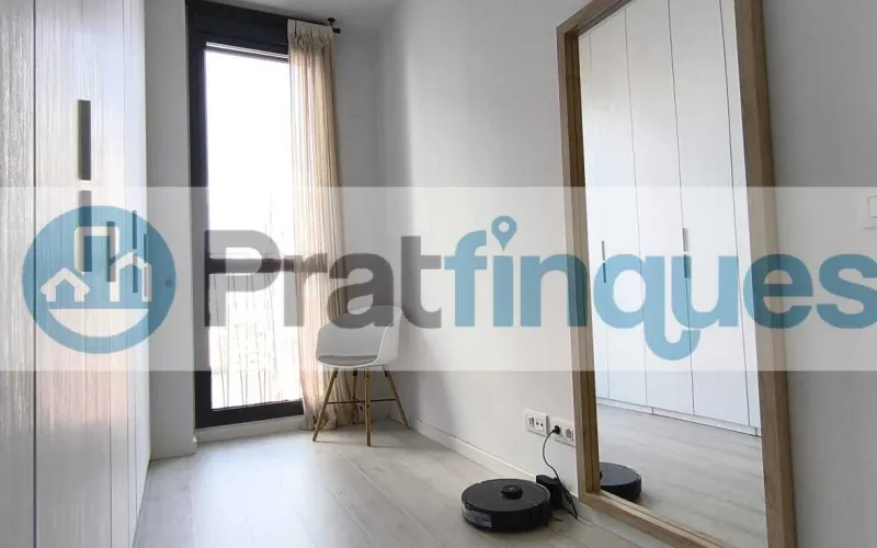 Exclusividad y sostenibilidad en una de las ubicaciones más codiciadas del área metropolitana. Le presentamos una pieza arquitectónica única situada en el corazón de&nbsp;Plaza Europa, el nuevo referente del urbanismo moderno en L'Hospitalet de Llobregat. Ubicada en una finca de&nbsp;obra nueva (2023),esta vivienda destaca por su privilegiada altura y su dominio visual, ofreciendo vistas despejadas que dotan a cada estancia de una personalidad inigualable. Espacios Diseñados para el Bienestar Con una superficie de 84 m² construidos, el hogar se distribuye con una elegancia funcional: Zona de Día:&nbsp;Un espectacular salón-comedor de 24 m², inundado de luz natural gracias a su&nbsp;orientación Este, con acceso directo a una&nbsp;terraza privada de 17 m², ideal para disfrutar de los amaneceres y el clima mediterráneo. Cocina Gourmet:&nbsp;Espacio independiente de 9 m² totalmente equipado con acabados de alta gama. Zona de Descanso:&nbsp;Suite principal de 13 m² con baño privado de diseño (plato de ducha de resina antideslizante) y dos habitaciones individuales luminosas y versátiles.Tecnología y Alta Eficiencia Energética Comprometida con el futuro, la vivienda cuenta con un sistema de&nbsp;aerotermia de última generación&nbsp;para la climatización (calefacción y aire acondicionado),garantizando un confort térmico óptimo con el mínimo impacto ambiental. Memoria de Calidades Premium Carpintería Exterior:&nbsp;Ventanas oscilobatientes con rotura de puente térmico y doble acristalamiento para un aislamiento acústico y térmico total. Carpintería Interior:&nbsp;Elegantes puertas lacadas en blanco, incluyendo sistemas correderos tipo&nbsp;Krona&nbsp;integrados en tabiquería para maximizar el espacio. Pavimentos:&nbsp;Suelo de tarima flotante laminada con efecto madera de máxima resistencia (calidad AC5).Servicios y Anexos Exclusivos La finca, libre de barreras arquitectónicas, dispone de tres ascensores (uno de gran capacidad). Además, se ofrece la posibilidad de completar esta propiedad con: Plaza de Parking XL (28.000 €):&nbsp;Con dimensiones excepcionales (5,25m x 3m),ideal para un vehículo de gran tamaño y una motocicleta de alta cilindrada. Trastero de Gran Capacidad (18.000 €):&nbsp;9 m² de almacenamiento adicional en el mismo edificio.Un hogar que no solo ofrece un lugar donde vivir, sino un estilo de vida basado en la exclusividad, la comodidad y la eficiencia. &nbsp; En Pratfinques le acompañamos de forma integral durante todo el proceso de compraventa. Nos encargamos de la gestión de su financiación hipotecaria, la liquidación de impuestos y la inscripción registral de la propiedad. &nbsp; Tenga en cuenta los siguientes puntos informativos: &nbsp; Transparencia en el precio: El importe de venta no incluye los impuestos y tasas asociados (ITP y AJD). Plusvalía: El Impuesto sobre el Incremento de Valor de los Terrenos de Naturaleza Urbana corre íntegramente a cargo de la parte vendedora. Sin costes adicionales: En Pratfinques no cobramos honorarios a la parte compradora; nuestros servicios ya están incluidos en el precio de venta publicado.&nbsp;