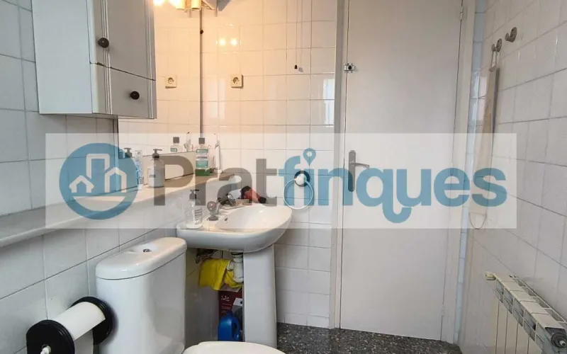 ¿Buscas un hogar donde la luz sea la protagonista?&nbsp;Presentamos este magnífico piso que combina una distribución funcional con una ubicación privilegiada para disfrutar de la máxima tranquilidad. Lo que hace especial a esta vivienda: Amplitud y Confort:&nbsp;Un salón-comedor acogedor que se convierte en el corazón de la casa, con salida directa a un&nbsp;balcón privado&nbsp;perfecto para relajarse. Zona de Descanso:&nbsp;Dispone de&nbsp;3 habitaciones&nbsp;(2 de ellas dobles y amplias, más una individual versátil),diseñadas para garantizar el descanso de toda la familia. Funcionalidad:&nbsp;Cocina independiente con acceso a galería, ideal para organizar el día a día. El baño completo ha sido actualizado con un moderno&nbsp;plato de ducha de resina antideslizante, aunando seguridad y estilo. Luz y Vistas:&nbsp;Gracias a su&nbsp;orientación Oeste, la vivienda se inunda de sol natural durante toda la tarde. Sus&nbsp;vistas despejadas&nbsp;te permitirán disfrutar de una sensación de libertad y paz difícil de encontrar.Equipamiento y Finca: La vivienda está lista para entrar a vivir, equipada con&nbsp;calefacción por radiadores&nbsp;(gas natural) y&nbsp;aire acondicionado con bomba de calor, garantizando el clima perfecto en cualquier época del año. Además, la finca cuenta con&nbsp;ascensor, facilitando el acceso y la comodidad total en tu rutina. ¡No pierdas la oportunidad de visitarlo! Un piso donde el confort y la luz se encuentran. En Pratfinques le acompañamos de forma integral durante todo el proceso de compraventa. Nos encargamos de la gestión de su financiación hipotecaria, la liquidación de impuestos y la inscripción registral de la propiedad. &nbsp; Tenga en cuenta los siguientes puntos informativos: &nbsp; Transparencia en el precio: El importe de venta no incluye los impuestos y tasas asociados (ITP y AJD). Plusvalía: El Impuesto sobre el Incremento de Valor de los Terrenos de Naturaleza Urbana corre íntegramente a cargo de la parte vendedora. Sin costes adicionales: En Pratfinques no cobramos honorarios a la parte compradora; nuestros servicios ya están incluidos en el precio de venta publicado.&nbsp;