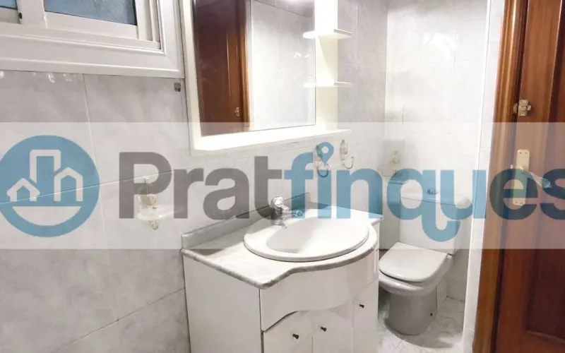 Presentamos esta magnífica propiedad situada en una de las intersecciones más estratégicas de El Prat. Una vivienda que destaca por su luminosidad, y distribución y un potencial para convertirse en el hogar de sus sueños. Distribución y Características El inmueble cuenta con una superficie de 94 m² construidos (79 m² útiles),diseñados para aprovechar cada rincón: Zona de Día:&nbsp;Un imponente salón-comedor independiente de 23 m², totalmente exterior, que inunda la estancia de luz natural y ofrece acceso directo a un acogedor balcón. Zona de Noche:&nbsp;Consta de 3 amplias habitaciones (incluyendo una habitación doble principal). Cocina y Baño:&nbsp;Cocina independiente de 8 m² con salida a galería técnica y un baño completo de cuatro piezas con bañera. Acabados:&nbsp;Suelos de gres porcelánico, carpintería interior en madera de cerezo y ventanas de aluminio.???? Un proyecto a tu medida La vivienda se encuentra en un estado que&nbsp;precisa de una actualización, lo que representa una oportunidad única. Con una reforma ejecutada con buen gusto, este piso tiene el potencial arquitectónico para transformarse en una pieza de diseño&nbsp;impresionantemente sofisticada y actual, revalorizando su inversión desde el primer día. La finca, perfectamente mantenida, dispone de&nbsp;ascensor. ???? Privilegios de una ubicación inmejorable Vivir en esta zona de El Prat de Llobregat es sinónimo de calidad de vida. Disfrutará de servicios de primer nivel a pie de calle: Conectividad Total:&nbsp;A tan solo 7 minutos de la estación de&nbsp;Metro L9 (Les Moreres)&nbsp;y con una red de paradas de autobús locales e interurbanas que conectan directamente con el centro de Barcelona en pocos minutos. Servicios y Ocio:&nbsp;Rodeado de una oferta comercial completa, centros de salud, colegios y zonas verdes. Todo lo que su día a día requiere, sin necesidad de desplazarse.Si buscas una ubicación premium para diseñar un hogar a tu estilo, esta es tu oportunidad.&nbsp;Contacta ahora para concertar una visita. En Pratfinques le acompañamos de forma integral durante todo el proceso de compraventa. Nos encargamos de la gestión de su financiación hipotecaria, la liquidación de impuestos y la inscripción registral de la propiedad. &nbsp; Tenga en cuenta los siguientes puntos informativos: &nbsp; Transparencia en el precio: El importe de venta no incluye los impuestos y tasas asociados (ITP y AJD). Plusvalía: El Impuesto sobre el Incremento de Valor de los Terrenos de Naturaleza Urbana corre íntegramente a cargo de la parte vendedora. Nota informativa: Los Honorarios de intermediación profesional no están incluidos en el precio de venta.