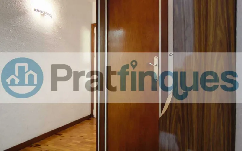 Ubicada en una de las zonas más exclusivas y demandadas de El Prat de Llobregat, presentamos esta vivienda totalmente exterior que destaca por su luz natural y su ubicación privilegiada en el&nbsp;Casc Antic. Características principales: Luminosidad total:&nbsp;Al ser una pieza íntegramente exterior, cada estancia disfruta de una claridad excepcional durante todo el día. Espacios optimizados:&nbsp;La vivienda cuenta con 69 m² construidos (63 m² útiles) distribuidos de forma funcional. Distribución: 3 dormitorios (uno de ellos doble). Salón-comedor con salida directa a un acogedor balcón. Cocina independiente con grandes posibilidades de reforma. Baño de tres piezas equipado con plato de ducha. Finca con ascensor:&nbsp;Situado en un edificio bien conservado que dispone de ascensor, garantizando total comodidad.Un lienzo en blanco para tu proyecto: El inmueble se encuentra en estado original, lo que representa la oportunidad perfecta para realizar una&nbsp;actualización integral&nbsp;y diseñar el hogar de tus sueños a medida. Su estructura permite múltiples opciones de personalización para ganar amplitud y estilo. Viva en una zona tranquila, con el encanto del casco histórico y todos los servicios, comercios y transporte a su alcance. En Pratfinques le acompañamos de forma integral durante todo el proceso de compraventa. Nos encargamos de la gestión de su financiación hipotecaria, la liquidación de impuestos y la inscripción registral de la propiedad. &nbsp; Tenga en cuenta los siguientes puntos informativos: &nbsp; Transparencia en el precio: El importe de venta no incluye los impuestos y tasas asociados (ITP y AJD). Plusvalía: El Impuesto sobre el Incremento de Valor de los Terrenos de Naturaleza Urbana corre íntegramente a cargo de la parte vendedora. Sin costes adicionales: En Pratfinques no cobramos honorarios a la parte compradora; nuestros servicios ya están incluidos en el precio de venta publicado.&nbsp;