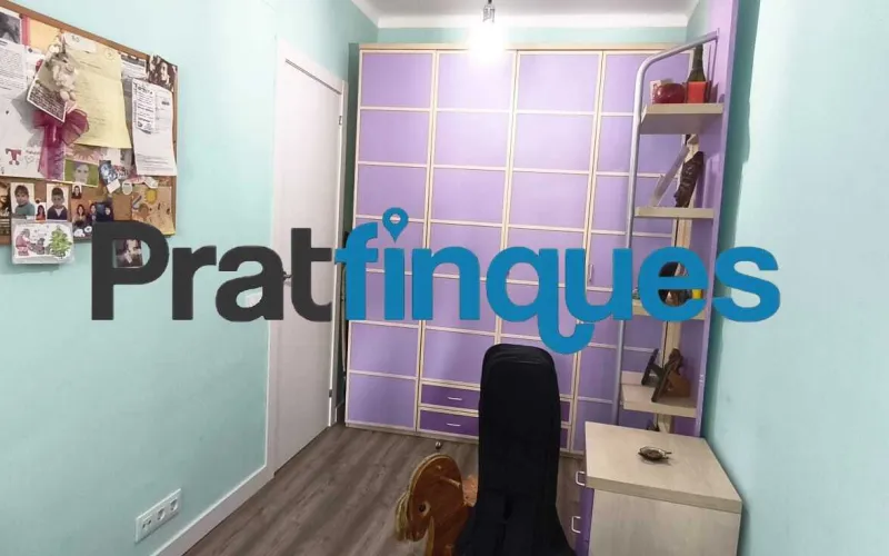 Presentamos esta magnífica vivienda lista para entrar a vivir, completamente reformada con un gusto exquisito y materiales de calidad. El inmueble destaca por su excelente distribución, luminosidad y el absoluto desahogo que ofrece su impresionante espacio exterior, convirtiéndolo en una pieza única en la zona. Características principales: Superficie óptima: 70 m² útiles distribuidos con la máxima eficiencia espacial. Zona de descanso: 3 amplios dormitorios, incluyendo una magnífica suite principal y dos habitaciones dobles adicionales. Baños modernos: 2 baños completos totalmente equipados con acabados contemporáneos. Cocina funcional: Espacio independiente y cómodo. Lavadero Interiorizado: un práctico lavadero interiorizado que maximiza el orden doméstico. Área de relax: Una agradable estancia acristalada que funciona como un balcón cubierto, ideal como rincón de lectura por su abundante luz natural y sosiego. Calidades y acabados premium: Aislamiento superior: Carpintería exterior oscilobatiente de aluminio con rotura de puente térmico y doble acristalamiento con cámara de aire, garantizando el máximo confort térmico y acústico. Elegancia interior: Suelos de parqué laminado de alta resistencia (AC5) y puertas de paso lacadas en blanco. Climatización: Sistema de calefacción integral mediante radiadores de gas natural. Un oasis exterior exclusivo: El verdadero elemento diferenciador de esta propiedad es su espectacular terraza privada de 61 m². Un espacio exterior idílico para disfrutar del clima mediterráneo, organizar cenas al aire libre o crear un jardín urbano. Además, cuenta con un valioso trastero de 5 m² integrado, la solución perfecta de almacenamiento para el día a día. Exclusividad y entorno de vida: Ubicada en una finca de solo dos vecinos, la privacidad y la tranquilidad están completamente garantizadas. El piso se emplaza en uno de los sectores residenciales más cotizados y demandados de la ciudad. Una zona que destaca por el equilibrio perfecto entre la paz de un entorno familiar y la comodidad urbana más absoluta. A escasos minutos a pie de la estación de metro L9 (Cèntric),la vivienda ofrece una conectividad impecable con el centro de Barcelona, el aeropuerto y redes de transporte (autobuses y taxis). El día a día aquí es un auténtico privilegio: dispondrá de una selecta oferta de restauración, comercios locales y servicios esenciales a pie de calle, sin renunciar a la calma de un vecindario residencial idílico. En Pratfinques le acompañamos de forma integral durante todo el proceso de compraventa. Nos encargamos de la gestión de su financiación hipotecaria, la liquidación de impuestos y la inscripción registral de la propiedad. Tenga en cuenta los siguientes puntos informativos: Transparencia en el precio: El importe de venta no incluye los impuestos y tasas asociados (ITP y AJD). Plusvalía: El Impuesto sobre el Incremento de Valor de los Terrenos de Naturaleza Urbana corre íntegramente a cargo de la parte vendedora. Información de transparencia al consumidor: Antes de hacer la visita, tu asesor personal te facilitará toda la información detallada y desglosada de estos costes para que compres con total tranquilidad.