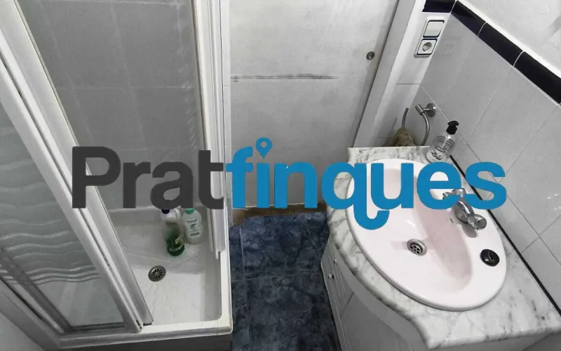Si buscas comodidad, luz y tranquilidad, este piso de 75 m² útiles (84 m² construidos) te va a encantar. Está pensado para aprovechar cada rincón al máximo y se distribuye de forma ideal: Zona de día: Un acogedor salón-comedor de 15 m² y una moderna cocina office abierta de 9 m². ¡Y aquí viene lo mejor! Desde la cocina accedes directamente a una fantástica terraza a nivel de 10 m², el rincón perfecto para tomar el café por la mañana, disfrutar de cenas al aire libre o crear tu propio oasis urbano. Además, cuenta con un práctico lavadero integrado. Zona de descanso: 3 habitaciones (dos de ellas dobles, perfectas para el dormitorio principal o un espacio de trabajo) y un baño completo de 4 piezas. Ubicación y tranquilidad garantizadas El piso se encuentra en una de las zonas más valoradas y cotizadas de El Prat. Se ubica en la primera planta de un edificio clásico, sin ascensor, pero con una gran ventaja: ¡solo comparte espacio con 3 vecinos más! Al ser una comunidad tan pequeña y familiar, la paz y la tranquilidad están aseguradas. Listo para entrar a vivir (con muy pocos retoques) A diferencia de otros pisos, aquí el trabajo duro ya está hecho. La vivienda ha sido mimada y cuenta con: Instalación eléctrica totalmente actualizada. Ventanas de PVC con rotura de puente térmico y doble cristal (adiós al frío y a los ruidos). Cocina completamente equipada. ¿Lo mejor? Solo necesita lo que llamamos
