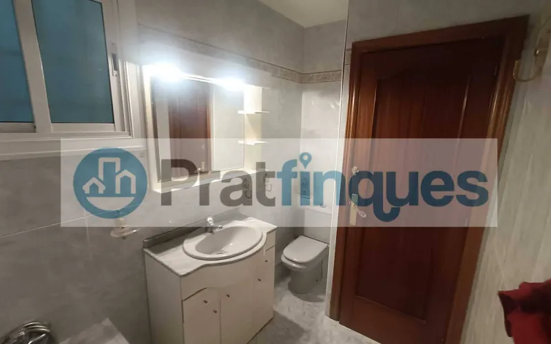 Presentamos esta magnífica propiedad situada en una de las intersecciones más estratégicas de El Prat. Una vivienda que destaca por su luminosidad, y distribución y un potencial para convertirse en el hogar de sus sueños. Distribución y Características El inmueble cuenta con una superficie de 94 m² construidos (79 m² útiles),diseñados para aprovechar cada rincón: Zona de Día:&nbsp;Un imponente salón-comedor independiente de 23 m², totalmente exterior, que inunda la estancia de luz natural y ofrece acceso directo a un acogedor balcón. Zona de Noche:&nbsp;Consta de 3 amplias habitaciones (incluyendo una habitación doble principal). Cocina y Baño:&nbsp;Cocina independiente de 8 m² con salida a galería técnica y un baño completo de cuatro piezas con bañera. Acabados:&nbsp;Suelos de gres porcelánico, carpintería interior en madera de cerezo y ventanas de aluminio.???? Un proyecto a tu medida La vivienda se encuentra en un estado que&nbsp;precisa de una actualización, lo que representa una oportunidad única. Con una reforma ejecutada con buen gusto, este piso tiene el potencial arquitectónico para transformarse en una pieza de diseño&nbsp;impresionantemente sofisticada y actual, revalorizando su inversión desde el primer día. La finca, perfectamente mantenida, dispone de&nbsp;ascensor. ???? Privilegios de una ubicación inmejorable Vivir en esta zona de El Prat de Llobregat es sinónimo de calidad de vida. Disfrutará de servicios de primer nivel a pie de calle: Conectividad Total:&nbsp;A tan solo 7 minutos de la estación de&nbsp;Metro L9 (Les Moreres)&nbsp;y con una red de paradas de autobús locales e interurbanas que conectan directamente con el centro de Barcelona en pocos minutos. Servicios y Ocio:&nbsp;Rodeado de una oferta comercial completa, centros de salud, colegios y zonas verdes. Todo lo que su día a día requiere, sin necesidad de desplazarse.Si buscas una ubicación premium para diseñar un hogar a tu estilo, esta es tu oportunidad.&nbsp;Contacta ahora para concertar una visita. En Pratfinques le acompañamos de forma integral durante todo el proceso de compraventa. Nos encargamos de la gestión de su financiación hipotecaria, la liquidación de impuestos y la inscripción registral de la propiedad. &nbsp; Tenga en cuenta los siguientes puntos informativos: &nbsp; Transparencia en el precio: El importe de venta no incluye los impuestos y tasas asociados (ITP y AJD). Plusvalía: El Impuesto sobre el Incremento de Valor de los Terrenos de Naturaleza Urbana corre íntegramente a cargo de la parte vendedora. Nota informativa: Los Honorarios de intermediación profesional no están incluidos en el precio de venta.