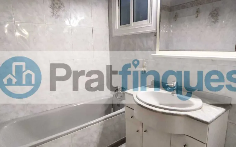 Presentamos esta magnífica propiedad situada en una de las intersecciones más estratégicas de El Prat. Una vivienda que destaca por su luminosidad, y distribución y un potencial para convertirse en el hogar de sus sueños. Distribución y Características El inmueble cuenta con una superficie de 94 m² construidos (79 m² útiles),diseñados para aprovechar cada rincón: Zona de Día:&nbsp;Un imponente salón-comedor independiente de 23 m², totalmente exterior, que inunda la estancia de luz natural y ofrece acceso directo a un acogedor balcón. Zona de Noche:&nbsp;Consta de 3 amplias habitaciones (incluyendo una habitación doble principal). Cocina y Baño:&nbsp;Cocina independiente de 8 m² con salida a galería técnica y un baño completo de cuatro piezas con bañera. Acabados:&nbsp;Suelos de gres porcelánico, carpintería interior en madera de cerezo y ventanas de aluminio.???? Un proyecto a tu medida La vivienda se encuentra en un estado que&nbsp;precisa de una actualización, lo que representa una oportunidad única. Con una reforma ejecutada con buen gusto, este piso tiene el potencial arquitectónico para transformarse en una pieza de diseño&nbsp;impresionantemente sofisticada y actual, revalorizando su inversión desde el primer día. La finca, perfectamente mantenida, dispone de&nbsp;ascensor. ???? Privilegios de una ubicación inmejorable Vivir en esta zona de El Prat de Llobregat es sinónimo de calidad de vida. Disfrutará de servicios de primer nivel a pie de calle: Conectividad Total:&nbsp;A tan solo 7 minutos de la estación de&nbsp;Metro L9 (Les Moreres)&nbsp;y con una red de paradas de autobús locales e interurbanas que conectan directamente con el centro de Barcelona en pocos minutos. Servicios y Ocio:&nbsp;Rodeado de una oferta comercial completa, centros de salud, colegios y zonas verdes. Todo lo que su día a día requiere, sin necesidad de desplazarse.Si buscas una ubicación premium para diseñar un hogar a tu estilo, esta es tu oportunidad.&nbsp;Contacta ahora para concertar una visita. En Pratfinques le acompañamos de forma integral durante todo el proceso de compraventa. Nos encargamos de la gestión de su financiación hipotecaria, la liquidación de impuestos y la inscripción registral de la propiedad. &nbsp; Tenga en cuenta los siguientes puntos informativos: &nbsp; Transparencia en el precio: El importe de venta no incluye los impuestos y tasas asociados (ITP y AJD). Plusvalía: El Impuesto sobre el Incremento de Valor de los Terrenos de Naturaleza Urbana corre íntegramente a cargo de la parte vendedora. Nota informativa: Los Honorarios de intermediación profesional no están incluidos en el precio de venta.