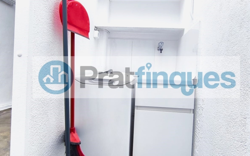 Un refugio de luz y armonía: El hogar donde tu familia florecerá ¿Buscas más que una casa? Te presentamos una propiedad con alma. Esta fantástica planta baja de 122 m² con una estància tipo estudio en segunda planta de 13 m² y terraza de 20m², no es solo un inmueble, es un escenario de bienestar donde la energía positiva se siente en cada rincón. Imagina las tardes de invierno al calor de su&nbsp;majestuosa chimenea, creando recuerdos imborrables con los tuyos en un salón que invita a la unión. Con&nbsp;4 amplias habitaciones&nbsp;(3 dobles y 1 sencilla y, 1 estudio en la 2ª planta),cada miembro de la familia encontrará su espacio de paz. La joya de la corona se encuentra en la planta superior: una estancia versátil de 13 m² que se abre a una&nbsp;terraza privada de 20m², el lugar perfecto para desayunos bajo el sol o noches de estrellas en total intimidad. ¿Sabes esa sensación de llegar a un lugar y sentir que 