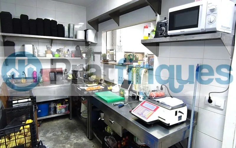 Se vende local comercial estratégico en El Prat de Llobregat. Un activo con excelentes características técnicas y de ubicación para asegurar rentabilidad o éxito comercial inmediato. Superficie: 74m² útiles y totalmente diáfanos. Ubicación: Planta baja, nivel de calle, en plena Avda. del Remolar. Luminosidad: Orientación sur-oeste con sol directo de tarde, garantizando máxima eficiencia energética y visibilidad de escaparate. Estado: Incluye un aseo. Se entrega vacío y libre de cargas arrendatarias (actualmente alquilado con salida pactada tras la venta). El local se encuentra en un entorno consolidado con alta densidad residencial y equipamientos educativos, lo que asegura un paso constante de clientes potenciales. Muy bien comunicado por transporte público (L78, PR2, X2). Desde Pratfinques, te realizamos todos los trámites de la compraventa y a la obtención de la financiación hipotecaria, liquidación de los impuestos y, inscripción registral. - El precio de venta del inmueble, no incluye impuestos ni tasas. (ITP y AJD) - La plusvalía (Impuesto sobre el Incremento de Valor de los Terrenos Urbanos) es a cargo del vendedor. - En Pratfinques, NO COBRAMOS LOS HONORARIOS AL COMPRADOR, están incluidos en el precio de venta publicado.