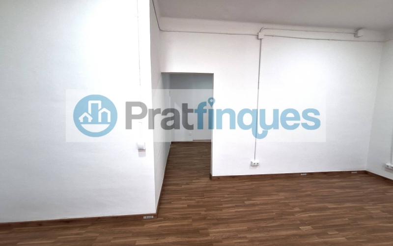 Descobreix aquest espectacular local a peu de carrer, ideal per a emprenedors que busquen un espai totalment reformat i llest per a funcionar! Amb 74 m² construïts, aquest local compta amb una distribució intel·ligent que inclou una àmplia sala diàfana, perfecta per a rebre a clients o realitzar activitats comercials. A més, disposa de dos despatxos independents que brinden privacitat per a consultes o reunions. La instal·lació elèctrica és nova i compleix amb totes les normatives vigents, assegurant un ambient segur i eficient. El bany ha estat reformat i compta amb un plat de dutxa, la qual cosa afegeix comoditat a l'espai. La climatització està garantida gràcies a l'aire condicionat i la calefacció, creant un entorn agradable durant tot l'any. Els sòls de parquet aporten un toc elegant i acollidor, mentre que les persianes motoritzades ofereixen comoditat i seguretat. Amb 3 metres lineals de façana i dos aparadors, aquest local té una excel·lent visibilitat que atraurà a potencials clients. Situat en una zona estratègica, aquest espai és perfecte per a despatxos, consultes o qualsevol tipus de negoci que busqui destacar. No perdis l'oportunitat d'adquirir aquest local en una ubicació privilegiada! Des de Pratfinques, et realitzem tots els tràmits de la compravenda i a l'obtenció del finançament hipotecari, liquidació dels impostos i, inscripció registral - El preu de venda de l'immoble, no inclou impostos ni taxes. (ITP i AJD) - La plusvàlua (Impost sobre l'Increment de Valor dels Terrenys Urbans) és a càrrec del venedor. - En Pratfinques, NO COBREM ELS HONORARIS AL COMPRADOR, estan inclosos en el preu de venda publicat.