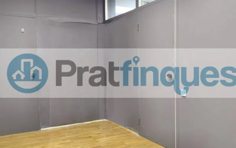 Ubicado en una de las zonas más dinámicas y emblemáticas de la Barcelona emprendedora, presentamos este despacho de&nbsp;44 m² totalmente reformado&nbsp;con un estándar de alta calidad. Situado en una finca singular con ascensor, el espacio combina la esencia arquitectónica del Eixample con una funcionalidad técnica impecable. Distribución y Diseño: La propiedad se divide en una elegante zona de recepción y un área office polivalente, que dan paso a&nbsp;dos despachos independientes. La privacidad está garantizada: uno de ellos cuenta con baño completo (plato de ducha de resina antideslizante),mientras que el segundo dispone de un práctico aseo de cortesía. Especificaciones Técnicas: Confort:&nbsp;Climatización mediante Split (A/A) y calefacción por radiadores cerámicos de bajo consumo. Acabados:&nbsp;Suelos de tarima flotante laminada y revestimientos a estrenar. Tecnología:&nbsp;Instalación eléctrica bajo normativa y sistema de redes ITC de alta conectividad, listo para operativa inmediata. Versatilidad y Ubicación: Un espacio idóneo para firmas de abogacía, consultorías, ingeniería o centros médicos especializados. Gracias a su configuración, permite también una transición hacia un&nbsp;concepto diáfano&nbsp;(estilo&nbsp;open space&nbsp;o&nbsp;call center). Rodeado de una red inmejorable de servicios y transporte público, este despacho es la sede perfecta para proyectar una imagen de éxito y profesionalidad. &nbsp; Desde Pratfinques, te realizamos todos los trámites de la compraventa y a la obtención de la financiación hipotecaria, liquidación de los impuestos y, inscripción registral. -&nbsp;&nbsp;&nbsp;&nbsp;&nbsp;&nbsp;&nbsp;&nbsp;&nbsp;&nbsp;&nbsp;&nbsp;&nbsp; El precio de venta del inmueble, no incluye impuestos ni tasas. (ITP y AJD) -&nbsp;&nbsp;&nbsp;&nbsp;&nbsp;&nbsp;&nbsp;&nbsp;&nbsp;&nbsp;&nbsp;&nbsp;&nbsp; La plusvalía (Impuesto sobre el Incremento de Valor de los Terrenos Urbanos) es a cargo del vendedor. -&nbsp;&nbsp;&nbsp;&nbsp;&nbsp;&nbsp;&nbsp;&nbsp;&nbsp;&nbsp;&nbsp;&nbsp;&nbsp; En Pratfinques, NO COBRAMOS LOS HONORARIOS AL COMPRADOR, están incluidos en el precio de venta publicado.