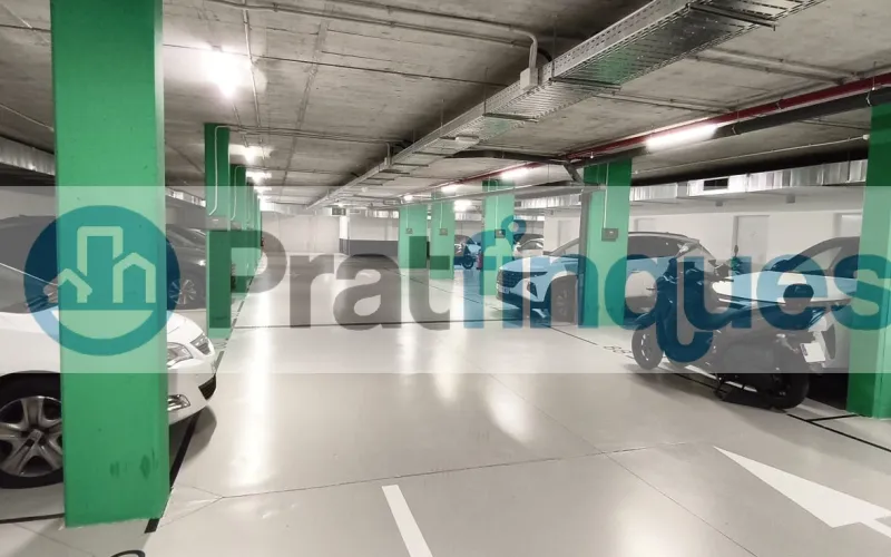 Exclusividad y sostenibilidad en una de las ubicaciones más codiciadas del área metropolitana. Le presentamos una pieza arquitectónica única situada en el corazón de&nbsp;Plaza Europa, el nuevo referente del urbanismo moderno en L'Hospitalet de Llobregat. Ubicada en una finca de&nbsp;obra nueva (2023),esta vivienda destaca por su privilegiada altura y su dominio visual, ofreciendo vistas despejadas que dotan a cada estancia de una personalidad inigualable. Espacios Diseñados para el Bienestar Con una superficie de 84 m² construidos, el hogar se distribuye con una elegancia funcional: Zona de Día:&nbsp;Un espectacular salón-comedor de 24 m², inundado de luz natural gracias a su&nbsp;orientación Este, con acceso directo a una&nbsp;terraza privada de 17 m², ideal para disfrutar de los amaneceres y el clima mediterráneo. Cocina Gourmet:&nbsp;Espacio independiente de 9 m² totalmente equipado con acabados de alta gama. Zona de Descanso:&nbsp;Suite principal de 13 m² con baño privado de diseño (plato de ducha de resina antideslizante) y dos habitaciones individuales luminosas y versátiles.Tecnología y Alta Eficiencia Energética Comprometida con el futuro, la vivienda cuenta con un sistema de&nbsp;aerotermia de última generación&nbsp;para la climatización (calefacción y aire acondicionado),garantizando un confort térmico óptimo con el mínimo impacto ambiental. Memoria de Calidades Premium Carpintería Exterior:&nbsp;Ventanas oscilobatientes con rotura de puente térmico y doble acristalamiento para un aislamiento acústico y térmico total. Carpintería Interior:&nbsp;Elegantes puertas lacadas en blanco, incluyendo sistemas correderos tipo&nbsp;Krona&nbsp;integrados en tabiquería para maximizar el espacio. Pavimentos:&nbsp;Suelo de tarima flotante laminada con efecto madera de máxima resistencia (calidad AC5).Servicios y Anexos Exclusivos La finca, libre de barreras arquitectónicas, dispone de tres ascensores (uno de gran capacidad). Además, se ofrece la posibilidad de completar esta propiedad con: Plaza de Parking XL (28.000 €):&nbsp;Con dimensiones excepcionales (5,25m x 3m),ideal para un vehículo de gran tamaño y una motocicleta de alta cilindrada. Trastero de Gran Capacidad (18.000 €):&nbsp;9 m² de almacenamiento adicional en el mismo edificio.Un hogar que no solo ofrece un lugar donde vivir, sino un estilo de vida basado en la exclusividad, la comodidad y la eficiencia. &nbsp; En Pratfinques le acompañamos de forma integral durante todo el proceso de compraventa. Nos encargamos de la gestión de su financiación hipotecaria, la liquidación de impuestos y la inscripción registral de la propiedad. &nbsp; Tenga en cuenta los siguientes puntos informativos: &nbsp; Transparencia en el precio: El importe de venta no incluye los impuestos y tasas asociados (ITP y AJD). Plusvalía: El Impuesto sobre el Incremento de Valor de los Terrenos de Naturaleza Urbana corre íntegramente a cargo de la parte vendedora. Sin costes adicionales: En Pratfinques no cobramos honorarios a la parte compradora; nuestros servicios ya están incluidos en el precio de venta publicado.&nbsp;