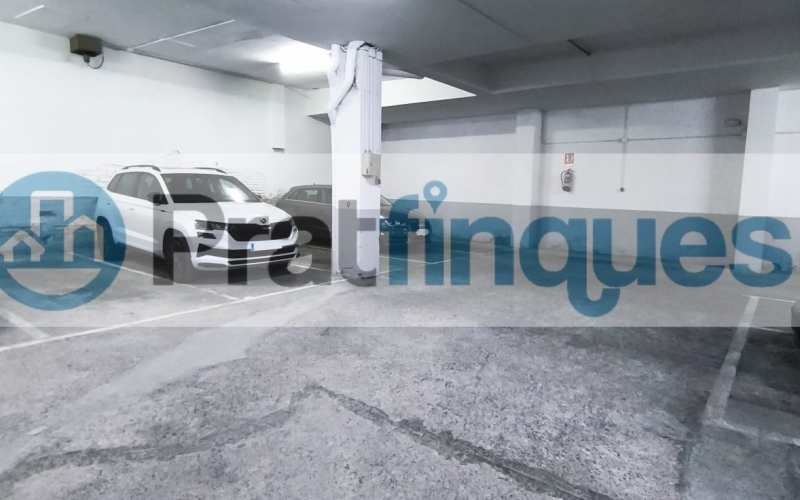 ¡Oportunidad en la ciudad de El Prat de Llobregat! Se vende plaza de parking individual en la calle Santiago Rusiñol, situada en la planta baja del edificio. Esta plaza de 14 m² ofrece espacio suficiente para coche mediano o grande y una moto. Se distingue por tener fácil maniobrabilidad, con distinción de puerta de acceso y otra de salida. El edificio cuenta con puertas de acceso automáticas y un circuito cerrado de seguridad, garantizando la máxima protección para tu vehículo. No pierdas la oportunidad de adquirir esta plaza, con todas las comodidades y medidas de seguridad que necesitas. ¡Contacta ya para más información y asegura tu espacio en una ubicación privilegiada! Desde Pratfinques, te realizamos todos los trámites de la compraventa y a la obtención de la financiación hipotecaria, liquidación de los impuestos y, inscripción registral. - El precio de venta del inmueble, no incluye impuestos ni tasas. (ITPADJ) - La plusvalía (Impuesto sobre el Incremento de Valor de los Terrenos Urbanos) es a cargo del vendedor. - En Pratfinques, NO COBRAMOS LOS HONORARIOS AL COMPRADOR, están incluidos en el precio de venta publicado.