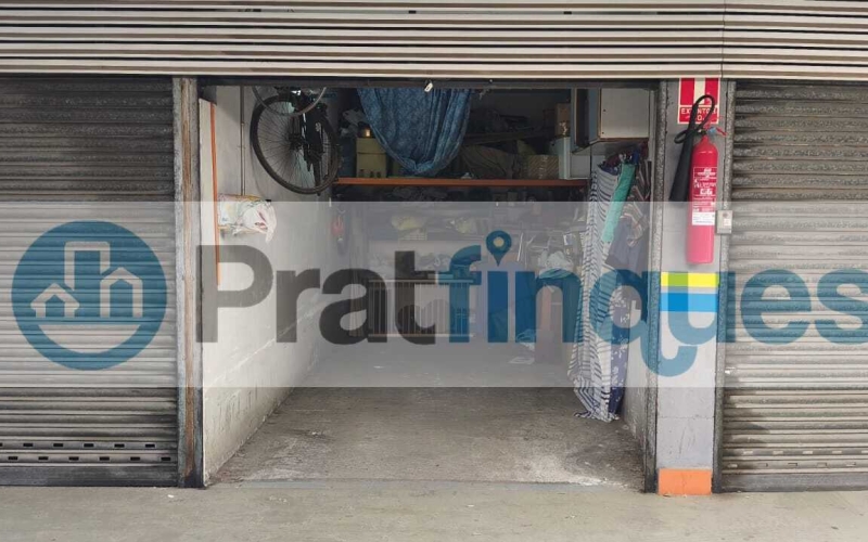 ¿Buscas más que una simple plaza? En El Prat de Llobregat (Carrer del Masnou),vendemos este garaje independiente y cerrado de 5.30 x 2.56 m. Privacidad Total: Persiana individual motorizada que convierte tu plaza en un trastero/garaje privado. Capacidad Plus: Sus 14 m² permiten estacionar coche y moto cómodamente. Acceso Premium: Planta baja, sin rampas interminables. Pasillos amplios que garantizan una maniobra limpia y rápida. Comunidad Tranquila: Finca con muy pocos vecinos y puerta exterior automática.Protege tu vehículo del polvo, roces y miradas ajenas. ¡Ven a probar la maniobra hoy mismo! &nbsp; En Pratfinques le acompañamos de forma integral durante todo el proceso de compraventa. Nos encargamos de la gestión de su financiación hipotecaria, la liquidación de impuestos y la inscripción registral de la propiedad. &nbsp; Tenga en cuenta los siguientes puntos informativos: Transparencia en el precio: El importe de venta no incluye los impuestos y tasas asociados (ITP y AJD). Plusvalía: El Impuesto sobre el Incremento de Valor de los Terrenos de Naturaleza Urbana corre íntegramente a cargo de la parte vendedora. Sin costes adicionales: En Pratfinques no cobramos honorarios a la parte compradora; nuestros servicios ya están incluidos en el precio de venta publicado.&nbsp; &nbsp;