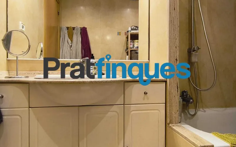 ¡Descubre tu nuevo hogar! Este encantador piso de 90 m² construidos (75 m² útiles) te ofrece la combinación perfecta de confort, espacio y una ubicación inmejorable. Situado en una cuarta planta con ascensor, destaca por su excelente distribución y su fantástica orientación oeste, ideal para disfrutar del sol de tarde. Características principales Zona de día: Salón-comedor de 16 m² con acceso directo a un agradable balcón de 8 m². Cocina independiente: Tipo office, muy espaciosa (14 m²) y con salida directa a galería/lavadero. Dormitorios: 3 habitaciones en total. Una suite principal de 12 m² y dos habitaciones individuales amplias. Baños: 1 baño completo de 4 piezas con bañera y 1 práctico aseo de cortesía. Climatización: Calefacción por radiadores de gas natural y aire acondicionado (splits) para un confort total todo el año. Ubicación y conectividad El inmueble se encuentra en una zona totalmente consolidada y excelentemente comunicada: A 8 minutos a pie de la parada de metro L9 (Cèntric). A 2 minutos de la parada de autobús Plaça Pau Casals (múltiples líneas). Servicios a pie de calle: Rodeado de comercios locales, restauración, colegios y entidades financieras. Condiciones y servicios de Pratfinques En Pratfinques te acompañamos en todo el proceso. Nos encargamos de todos los trámites de la compraventa: obtención de la financiación hipotecaria, liquidación de impuestos e inscripción registral. Sin honorarios de agencia para el comprador: Están totalmente incluidos en el precio de venta publicado. El precio de venta no incluye los impuestos ni tasas correspondientes a la parte compradora (ITP / AJD). La plusvalía municipal corre a cargo de la parte vendedora.