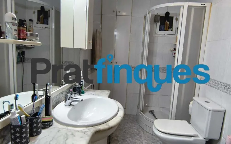 Si buscas un hogar luminoso, con una distribución excelente y la oportunidad de diseñarlo a tu gusto, este piso esquinero y totalmente exterior es la opción ideal. Destaca por su magnífica orientación Sur-Suroeste, lo que garantiza sol directo durante casi todo el día y una luz natural envidiable en todas sus estancias. Conoce su distribución (70 m² útiles / 77 m² construidos): Zona de día: Salón-comedor muy soleado con salida directa a un acogedor balcón, ideal para disfrutar del aire libre, y una cocina independiente con gran potencial de optimización. Zona de descanso: 3 habitaciones (dos de ellas dobles). La habitación principal cuenta con la comodidad exclusiva de un aseo de cortesía integrado. Baño principal: Un baño completo de 4 piezas equipado con plato de ducha. Detalles adicionales: Carpintería exterior de aluminio y puertas interiores de roble con molduras. La finca está perfectamente cuidada y dispone de ascensor. El lienzo perfecto para tu reforma La vivienda precisa de una actualización, lo que representa una oportunidad única para adaptarla a tus necesidades y crear la casa de tus sueños (¡imagina un diseño de concepto abierto uniendo cocina y salón!). Además, cuenta con una gran ventaja económica: la instalación eléctrica ya está completamente actualizada, lo que reducirá de forma considerable los costes y los tiempos de tu reforma. Una ubicación privilegiada y estratégica Ubicado en uno de los entornos más cotizados y consolidados de El Prat de Llobregat, disfrutarás de una calidad de vida excepcional con todos los servicios a pie de calle, manteniendo siempre la privacidad que tu familia merece: Conectividad total: A un paso de excelentes conexiones de transporte público (Metro y red de autobuses) que te conectan rápidamente con Barcelona y el aeropuerto. Comercio y ocio: Rodeado de una amplia oferta de comercio local, supermercados de alimentación, tiendas de moda y una variada oferta de restauración. Servicios públicos y educación: Un barrio ideal para familias, con centros educativos de excelente nivel para todas las edades (desde los más pequeños hasta los jóvenes),además de centros sanitarios y zonas verdes cercanas. No dejes escapar esta oportunidad. ¡Ven a visitarlo y descubre todo el potencial que este hogar tiene para ofrecerte! En Pratfinques le acompañamos de forma integral durante todo el proceso de compraventa. Nos encargamos de la gestión de su financiación hipotecaria, la liquidación de impuestos y la inscripción registral de la propiedad. Tenga en cuenta los siguientes puntos informativos: Transparencia en el precio: El importe de venta no incluye los impuestos y tasas asociados (ITP y AJD). Plusvalía: El Impuesto sobre el Incremento de Valor de los Terrenos de Naturaleza Urbana corre íntegramente a cargo de la parte vendedora. Información de transparencia al consumidor: Antes de hacer la visita, tu asesor personal te facilitará toda la información detallada y desglosada de estos costes para que compres con total tranquilidad.