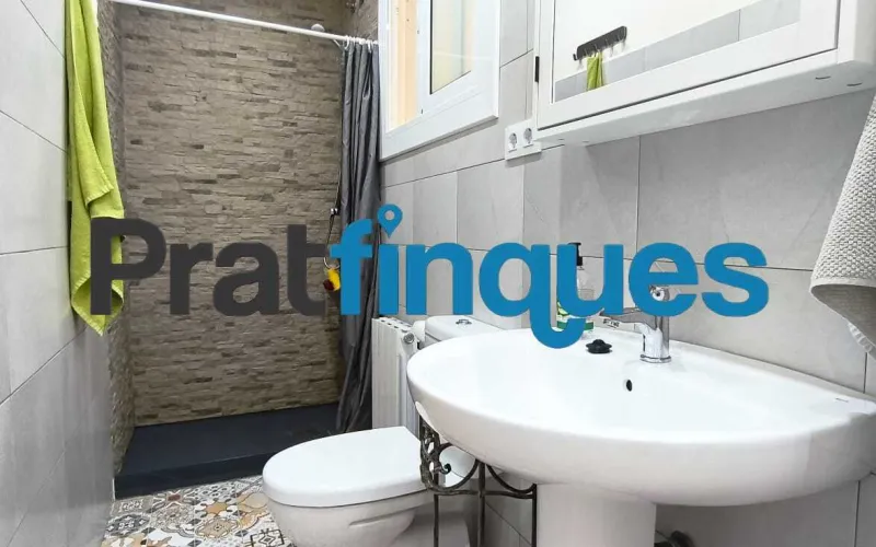 Presentamos esta magnífica vivienda lista para entrar a vivir, completamente reformada con un gusto exquisito y materiales de calidad. El inmueble destaca por su excelente distribución, luminosidad y el absoluto desahogo que ofrece su impresionante espacio exterior, convirtiéndolo en una pieza única en la zona. Características principales: Superficie óptima: 70 m² útiles distribuidos con la máxima eficiencia espacial. Zona de descanso: 3 amplios dormitorios, incluyendo una magnífica suite principal y dos habitaciones dobles adicionales. Baños modernos: 2 baños completos totalmente equipados con acabados contemporáneos. Cocina funcional: Espacio independiente y cómodo. Lavadero Interiorizado: un práctico lavadero interiorizado que maximiza el orden doméstico. Área de relax: Una agradable estancia acristalada que funciona como un balcón cubierto, ideal como rincón de lectura por su abundante luz natural y sosiego. Calidades y acabados premium: Aislamiento superior: Carpintería exterior oscilobatiente de aluminio con rotura de puente térmico y doble acristalamiento con cámara de aire, garantizando el máximo confort térmico y acústico. Elegancia interior: Suelos de parqué laminado de alta resistencia (AC5) y puertas de paso lacadas en blanco. Climatización: Sistema de calefacción integral mediante radiadores de gas natural. Un oasis exterior exclusivo: El verdadero elemento diferenciador de esta propiedad es su espectacular terraza privada de 61 m². Un espacio exterior idílico para disfrutar del clima mediterráneo, organizar cenas al aire libre o crear un jardín urbano. Además, cuenta con un valioso trastero de 5 m² integrado, la solución perfecta de almacenamiento para el día a día. Exclusividad y entorno de vida: Ubicada en una finca de solo dos vecinos, la privacidad y la tranquilidad están completamente garantizadas. El piso se emplaza en uno de los sectores residenciales más cotizados y demandados de la ciudad. Una zona que destaca por el equilibrio perfecto entre la paz de un entorno familiar y la comodidad urbana más absoluta. A escasos minutos a pie de la estación de metro L9 (Cèntric),la vivienda ofrece una conectividad impecable con el centro de Barcelona, el aeropuerto y redes de transporte (autobuses y taxis). El día a día aquí es un auténtico privilegio: dispondrá de una selecta oferta de restauración, comercios locales y servicios esenciales a pie de calle, sin renunciar a la calma de un vecindario residencial idílico. En Pratfinques le acompañamos de forma integral durante todo el proceso de compraventa. Nos encargamos de la gestión de su financiación hipotecaria, la liquidación de impuestos y la inscripción registral de la propiedad. Tenga en cuenta los siguientes puntos informativos: Transparencia en el precio: El importe de venta no incluye los impuestos y tasas asociados (ITP y AJD). Plusvalía: El Impuesto sobre el Incremento de Valor de los Terrenos de Naturaleza Urbana corre íntegramente a cargo de la parte vendedora. Información de transparencia al consumidor: Antes de hacer la visita, tu asesor personal te facilitará toda la información detallada y desglosada de estos costes para que compres con total tranquilidad.