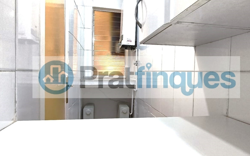 Un refugio de luz y armonía: El hogar donde tu familia florecerá ¿Buscas más que una casa? Te presentamos una propiedad con alma. Esta fantástica planta baja de 122 m² con una estància tipo estudio en segunda planta de 13 m² y terraza de 20m², no es solo un inmueble, es un escenario de bienestar donde la energía positiva se siente en cada rincón. Imagina las tardes de invierno al calor de su&nbsp;majestuosa chimenea, creando recuerdos imborrables con los tuyos en un salón que invita a la unión. Con&nbsp;4 amplias habitaciones&nbsp;(3 dobles y 1 sencilla y, 1 estudio en la 2ª planta),cada miembro de la familia encontrará su espacio de paz. La joya de la corona se encuentra en la planta superior: una estancia versátil de 13 m² que se abre a una&nbsp;terraza privada de 20m², el lugar perfecto para desayunos bajo el sol o noches de estrellas en total intimidad. ¿Sabes esa sensación de llegar a un lugar y sentir que 